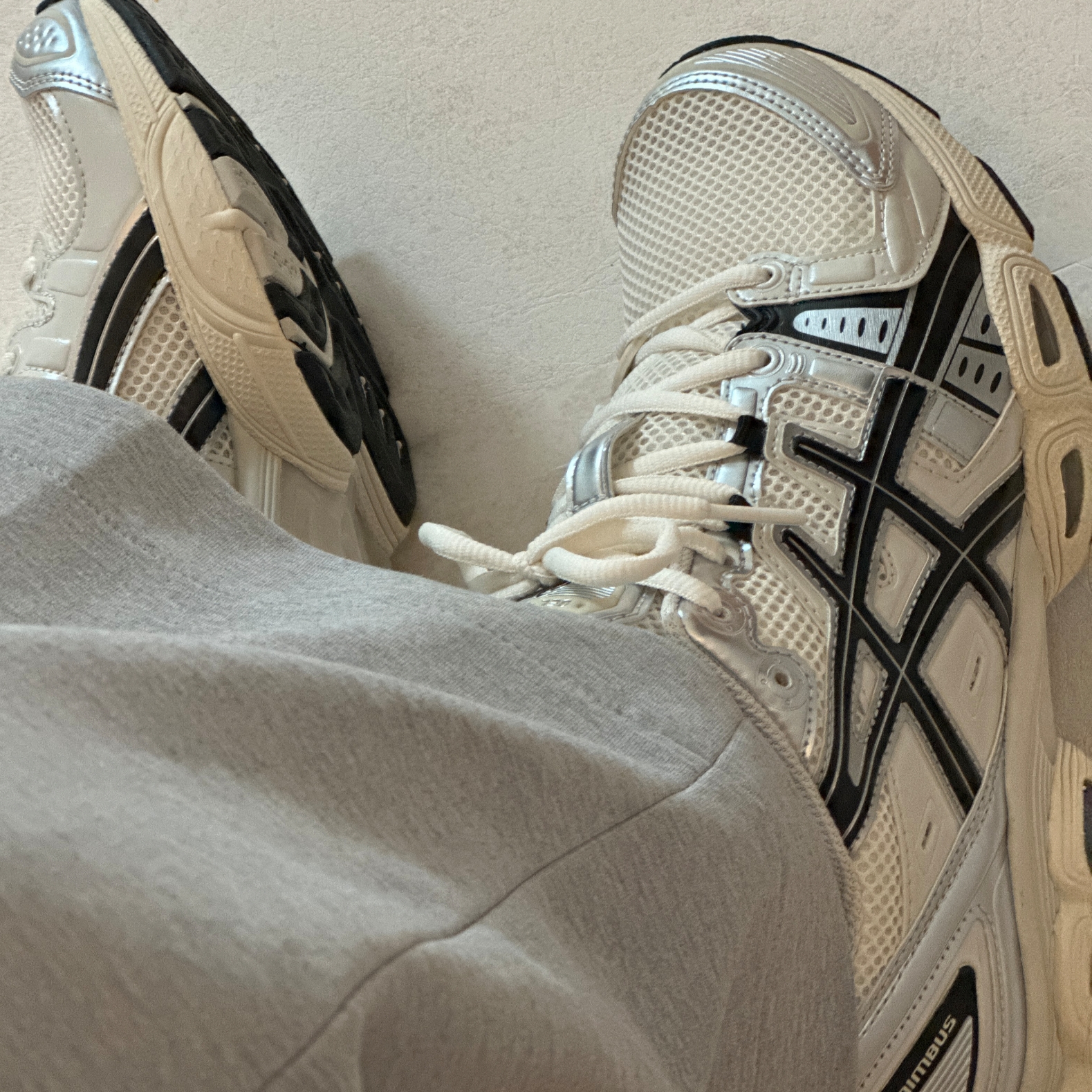 Asics Gel-Nimbus 9 Cream Black 착용 스타일