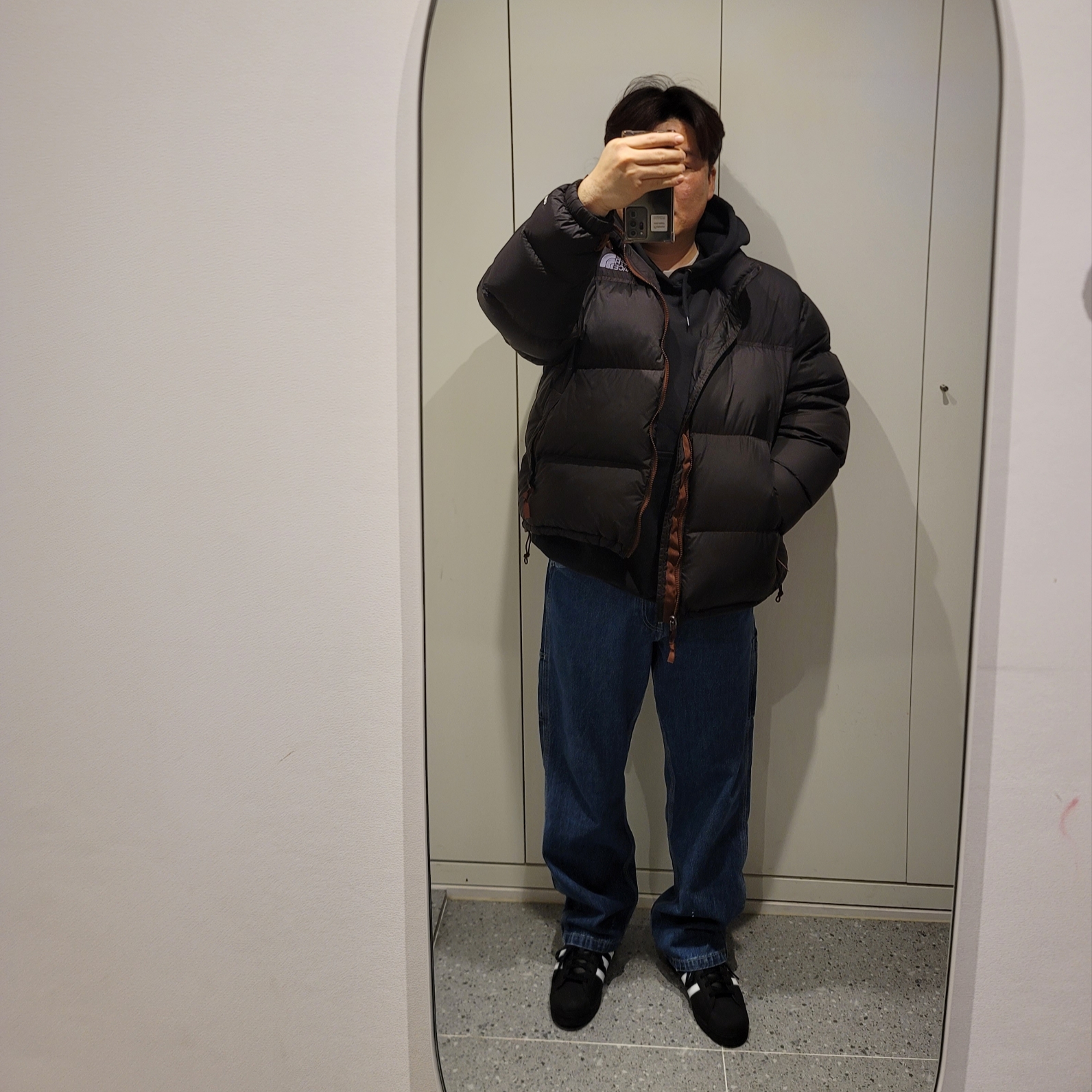 아디다스 슈퍼스타 코어 블랙 화이트, 칼하트 루즈핏 미드웨이트 레귤러 로고 슬리브 그래픽 후드 블랙 착용 스타일 - 2