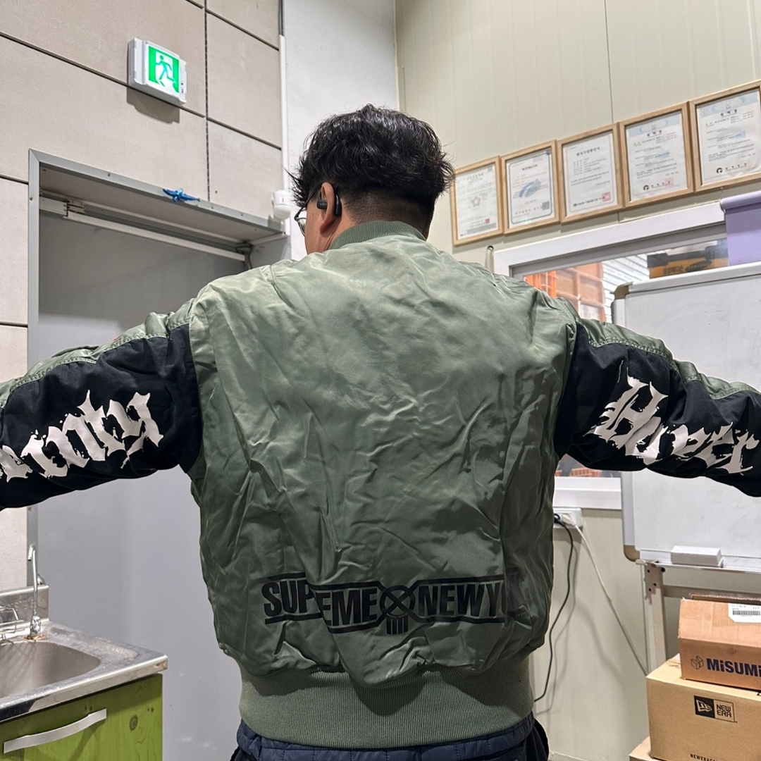 Supreme x Bounty Hunter MA-1 Jacket Olive - 23FW 착용 스타일 - 2