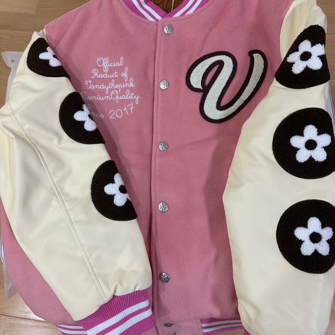 Vandy The Pink Sundae Varsity Jacket Pink 착용 스타일 - 2