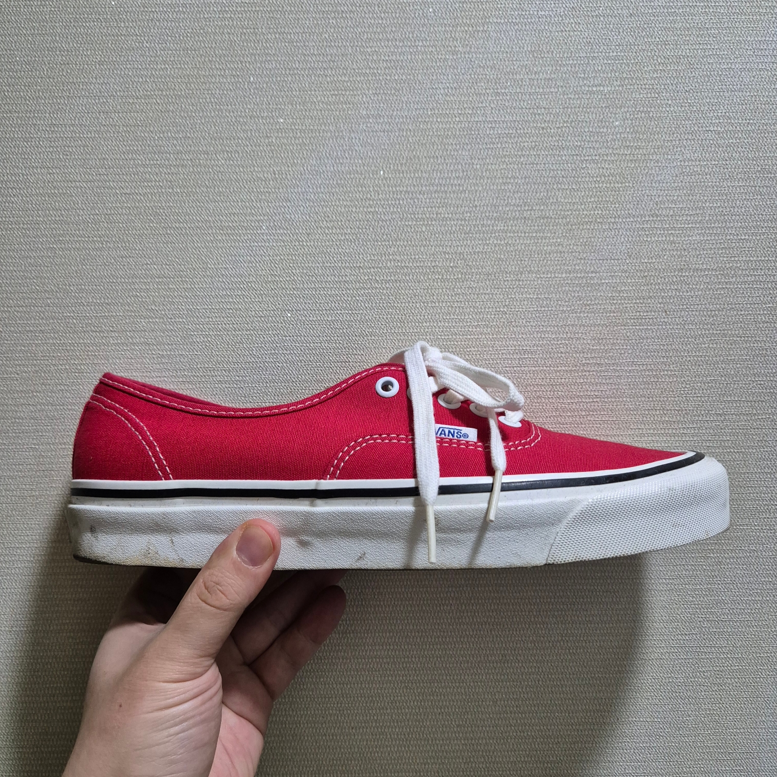 Vans Authentic 44 DX Anaheim Factory Racing Red 착용 스타일