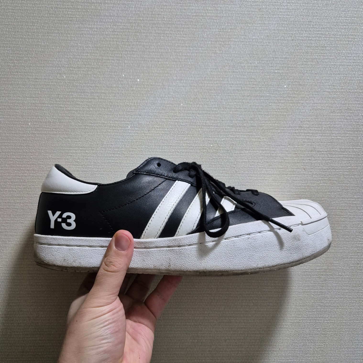 Y-3 Yohji Star Black White 착용 스타일