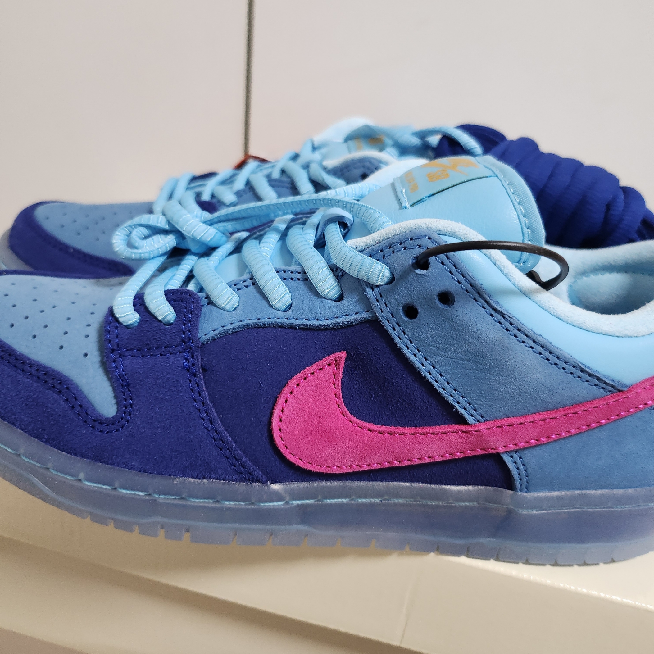 Nike x Run The Jewels SB Dunk Low Deep Royal Blue and Active Pink 착용 스타일