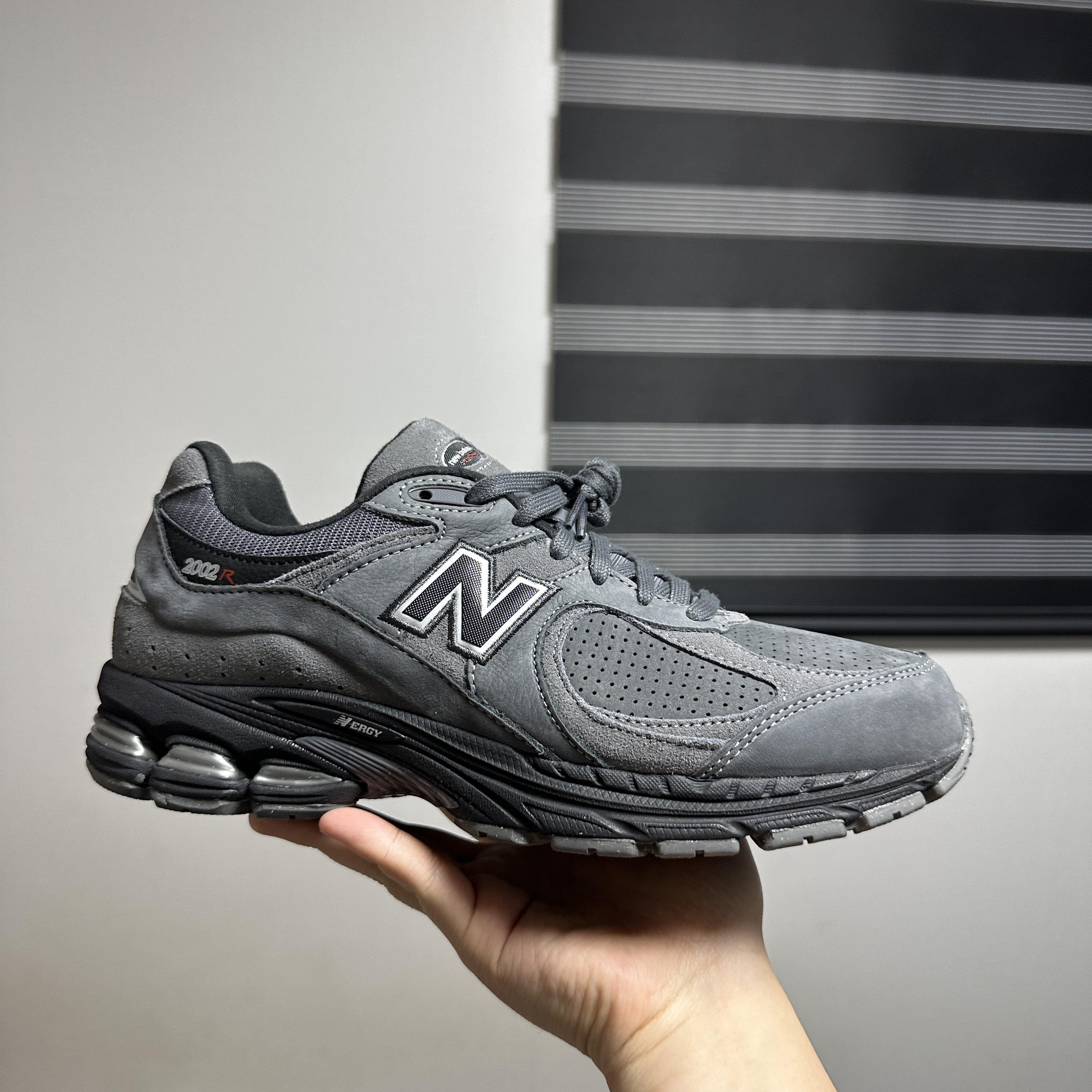 New Balance 2002R Dark Grey 착용 스타일 - 1