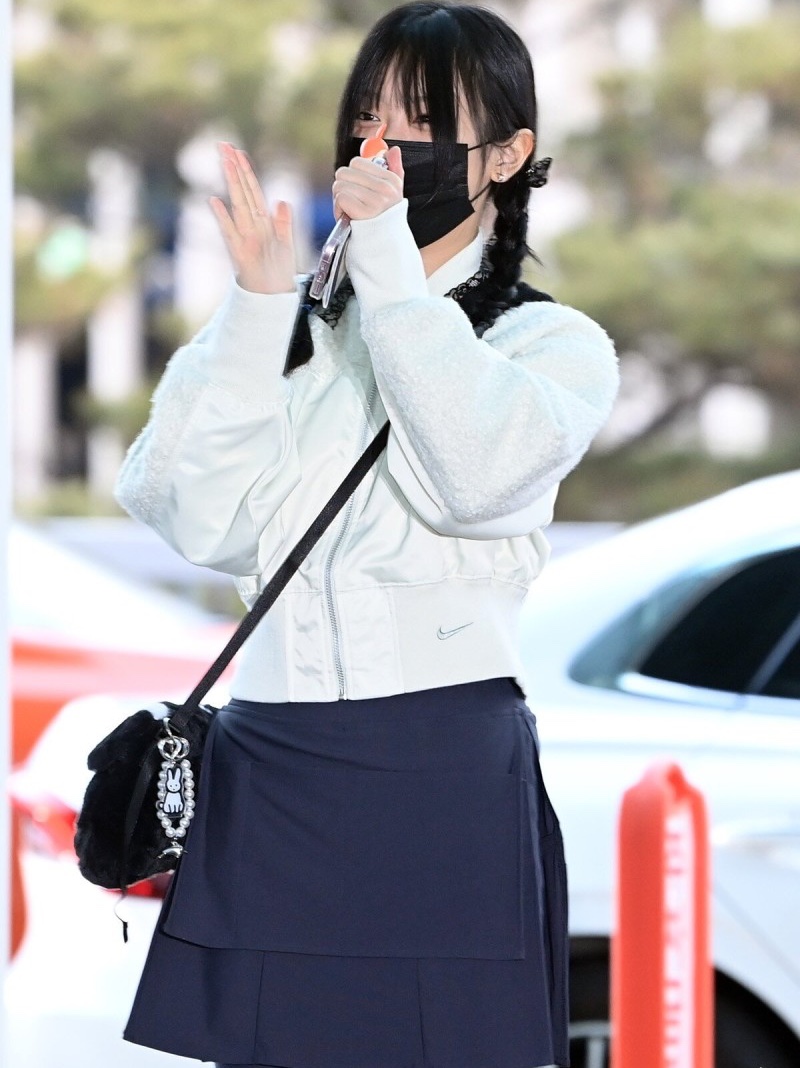 (W) Nike NSW High-Pile Fleece Bomber Jacket Sea Glass - US/EU, Nike NSW Futura 365 Faux Fur Crossbody Bag 1L Black 착용 스타일 - 2