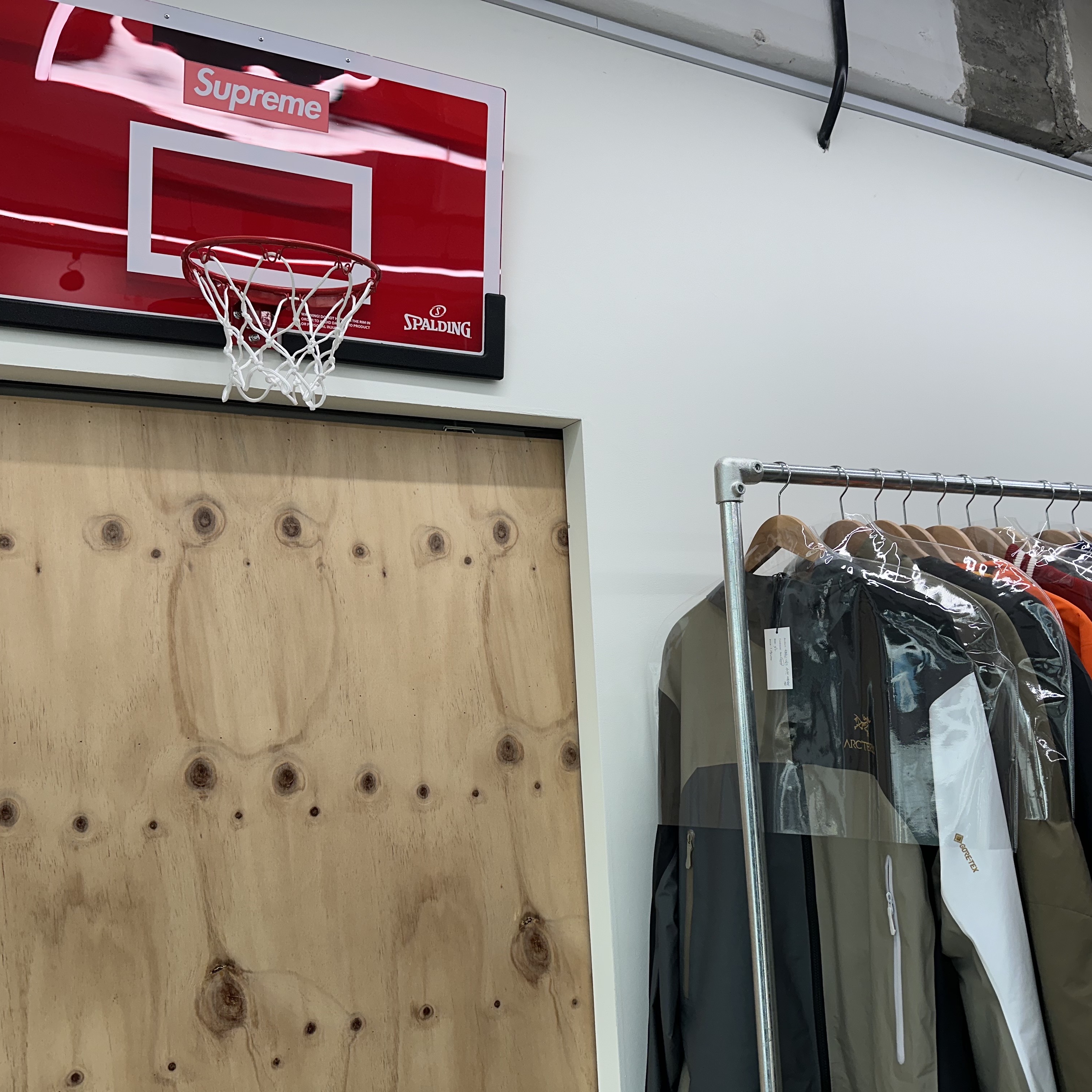 Supreme x Spalding Mini Basketball Hoop Red  - 23FW, Arc'teryx x Beams Dimensions Beta Jacket Multi 착용 스타일
