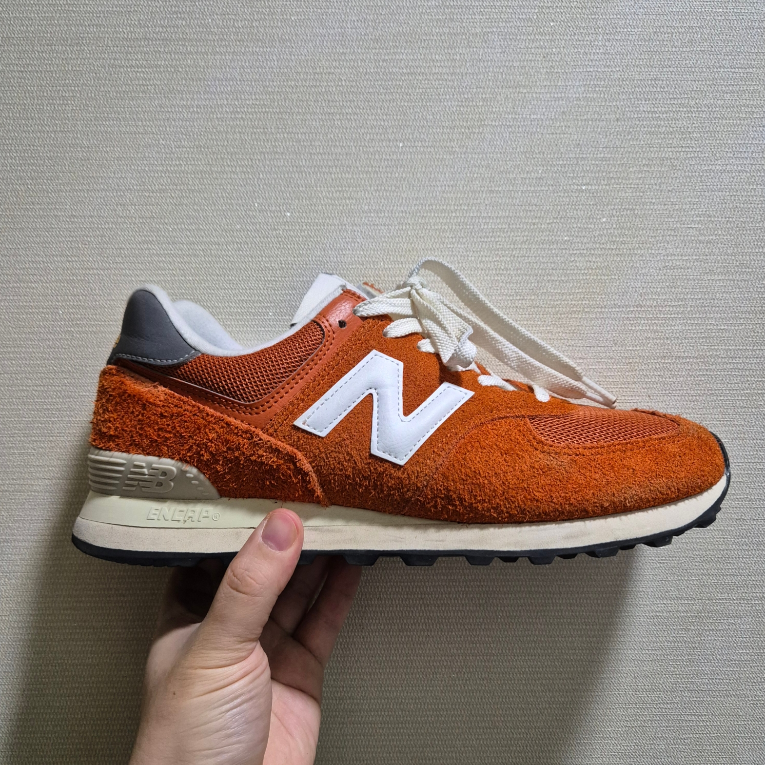New Balance 574 Heritage Orange Burst White 착용 스타일