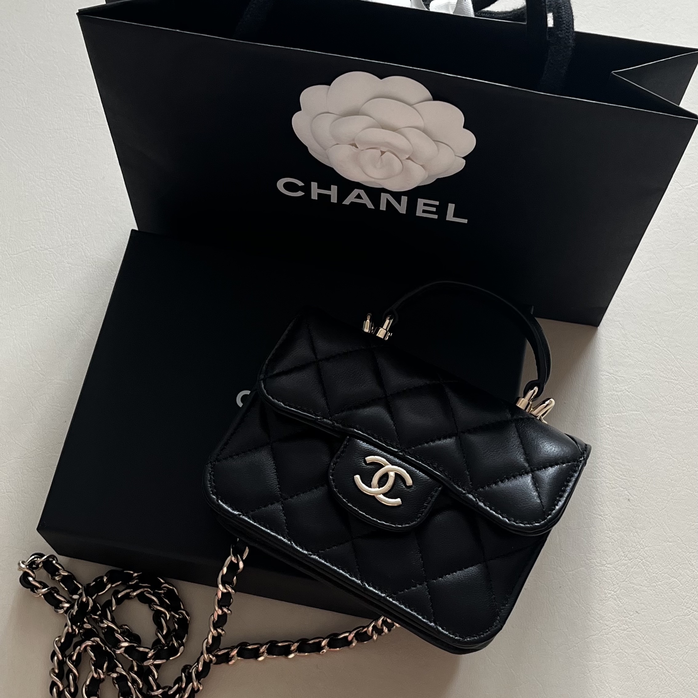 Chanel Flap Coin Purse with Chain Lambskin & Gold Black, Chanel Flap Coin Purse with Chain Lambskin & Gold Black 착용 스타일 - 2