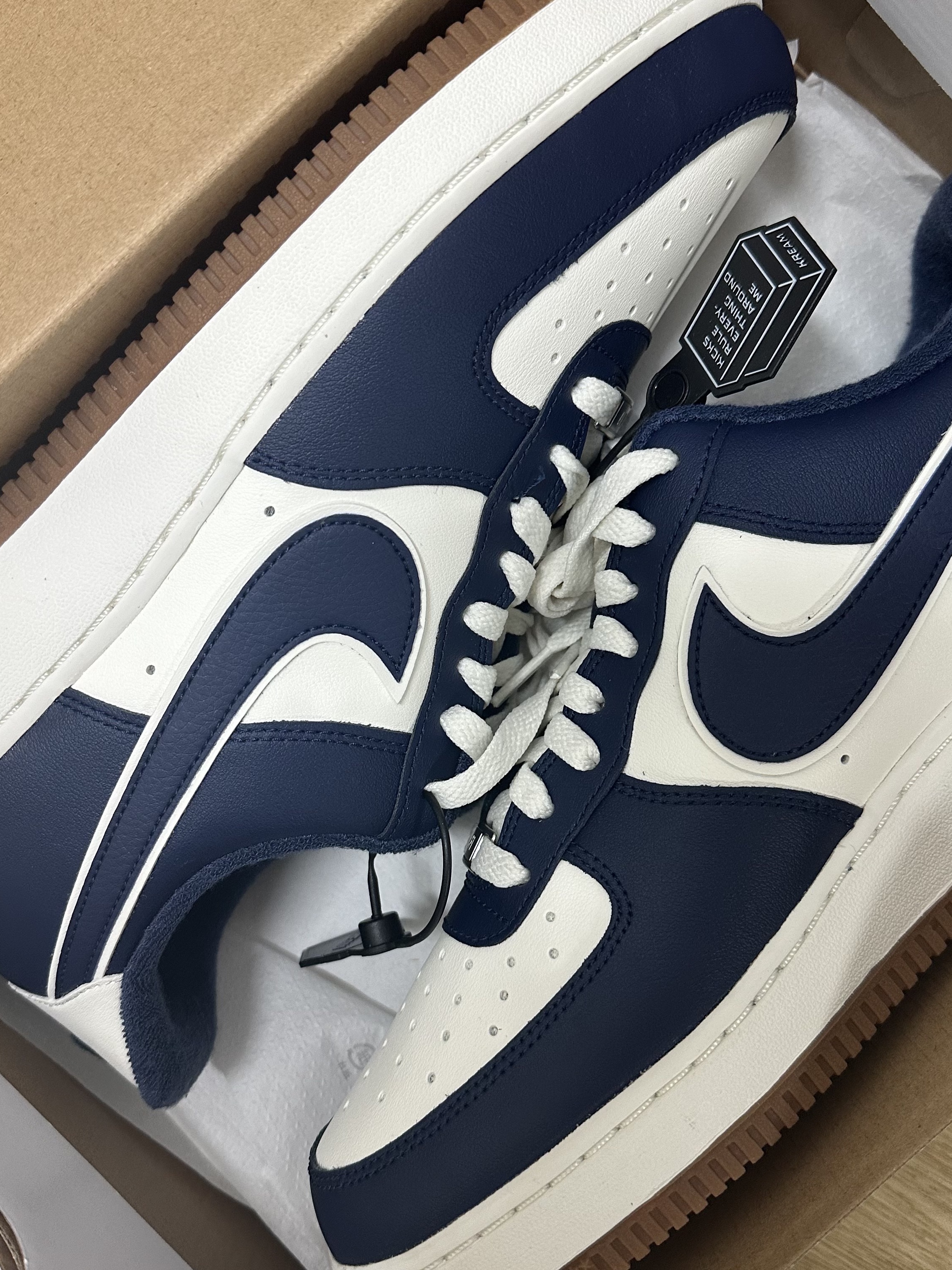 Nike Air Force 1 '07 LV8 Midnight Navy 착용 스타일