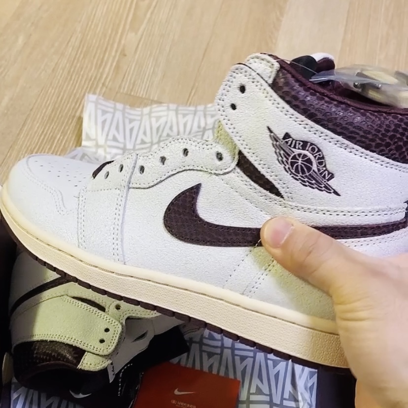 Jordan 1 x A Ma Maniere Retro High OG SP Sail and Burgundy 착용 스타일