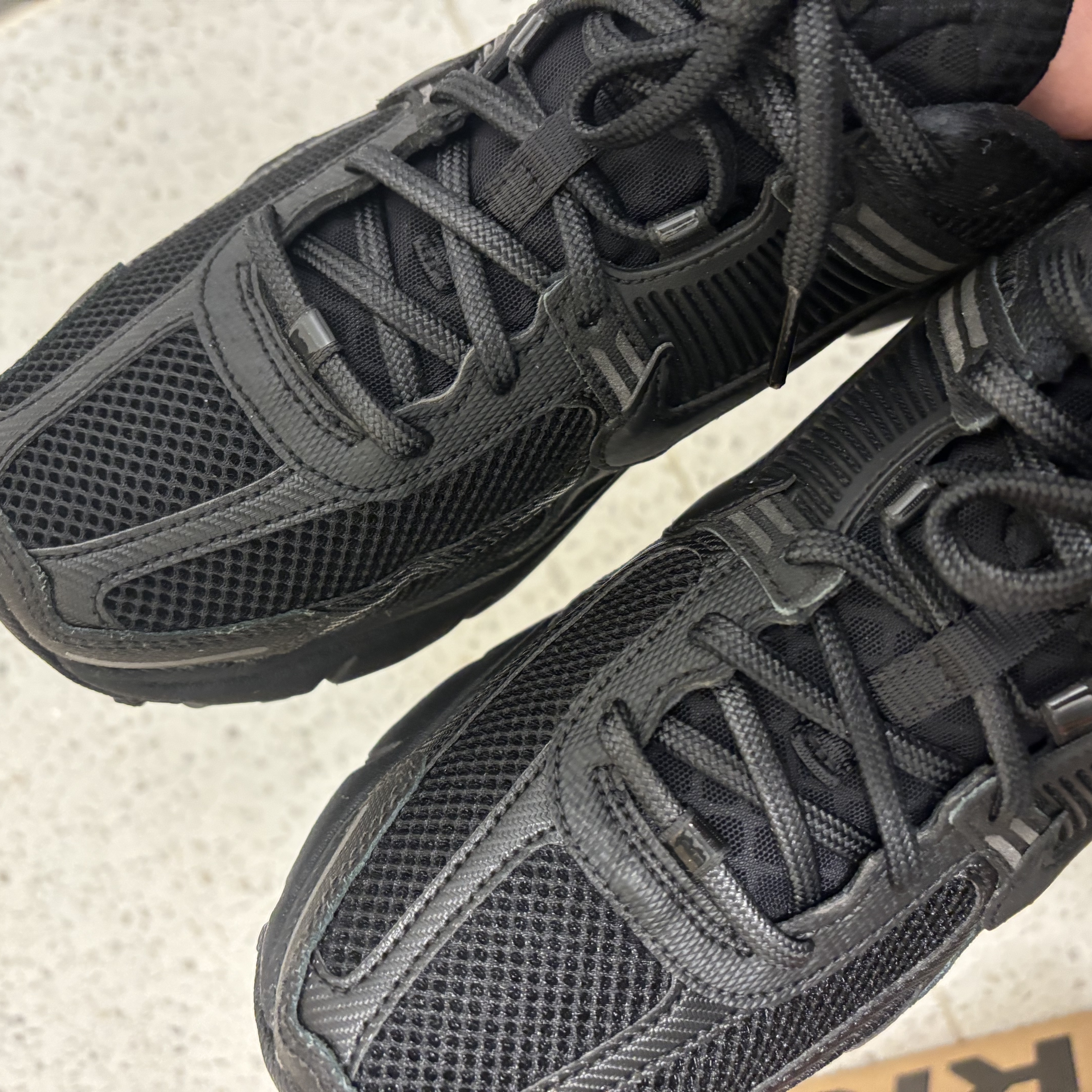 Nike Zoom Vomero 5 SP Black 착용 스타일 - 1