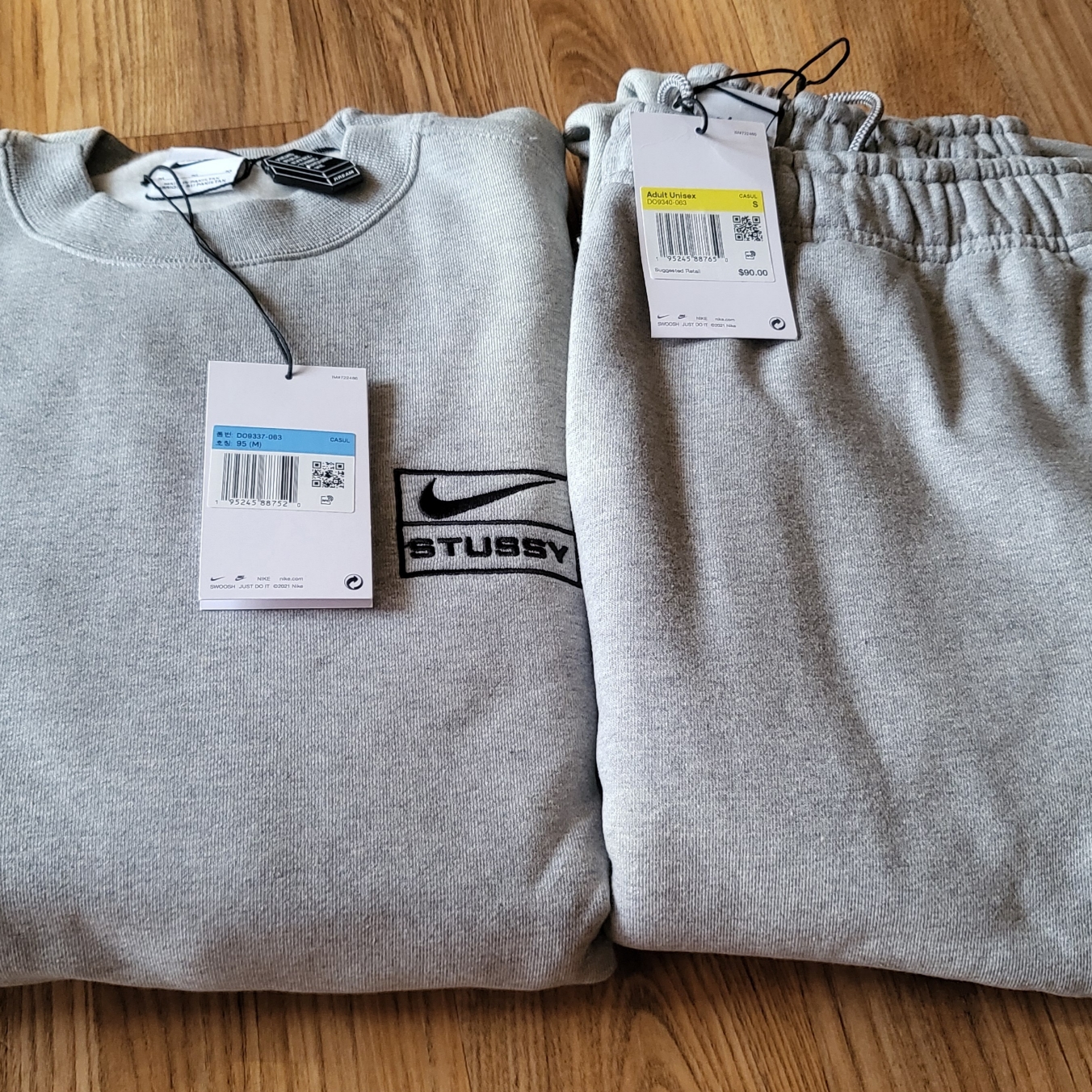 Nike x Stussy NRG Fleece Crewneck Dark Grey Heather (DO9337-063), Nike x Stussy NRG Fleece Pants Dark Grey Heather (DO9340-063) 착용 스타일
