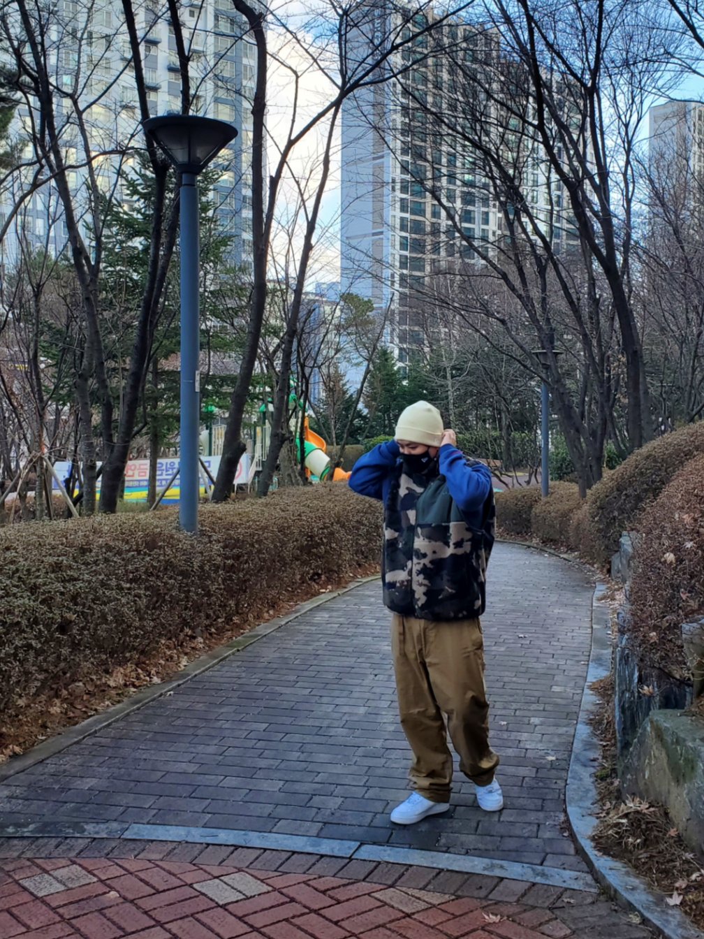 Adidas Graphic Camo Reversible Fleece Vest Shadow Green - KR Sizing, Nike Air Force 1 '07 Low White 착용 스타일 - 1