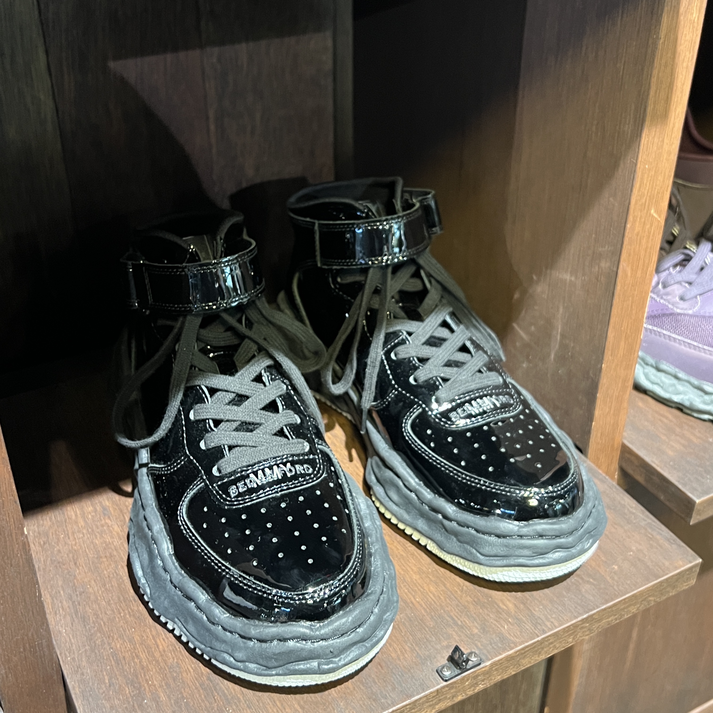 Maison Mihara Yasuhiro x Bed J.W. Ford Wayne OG Sole Patent Leather High-top Sneakers Black 착용 스타일