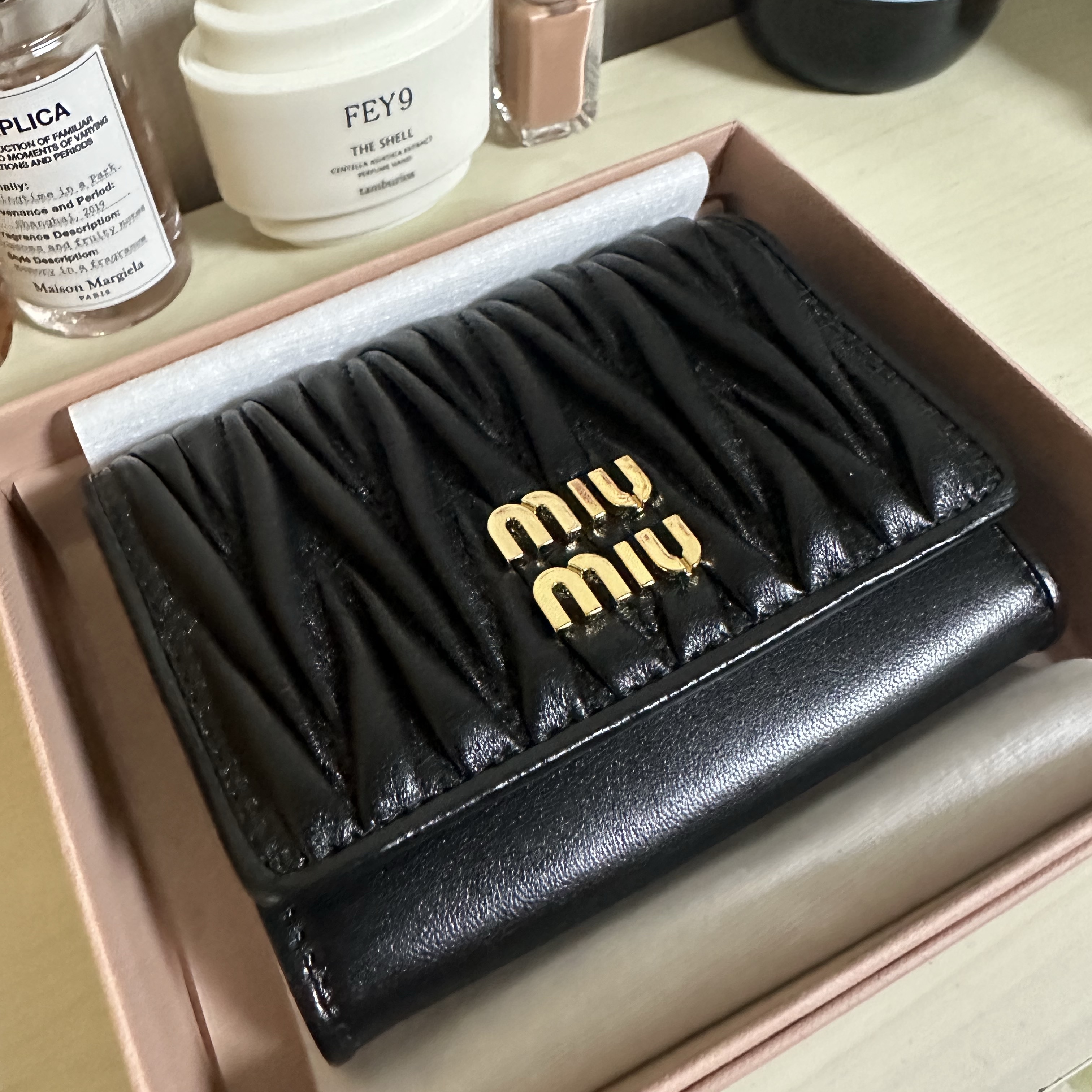 Miu Miu Matelasse Nappa Leather Card Holder Black 착용 스타일 - 1