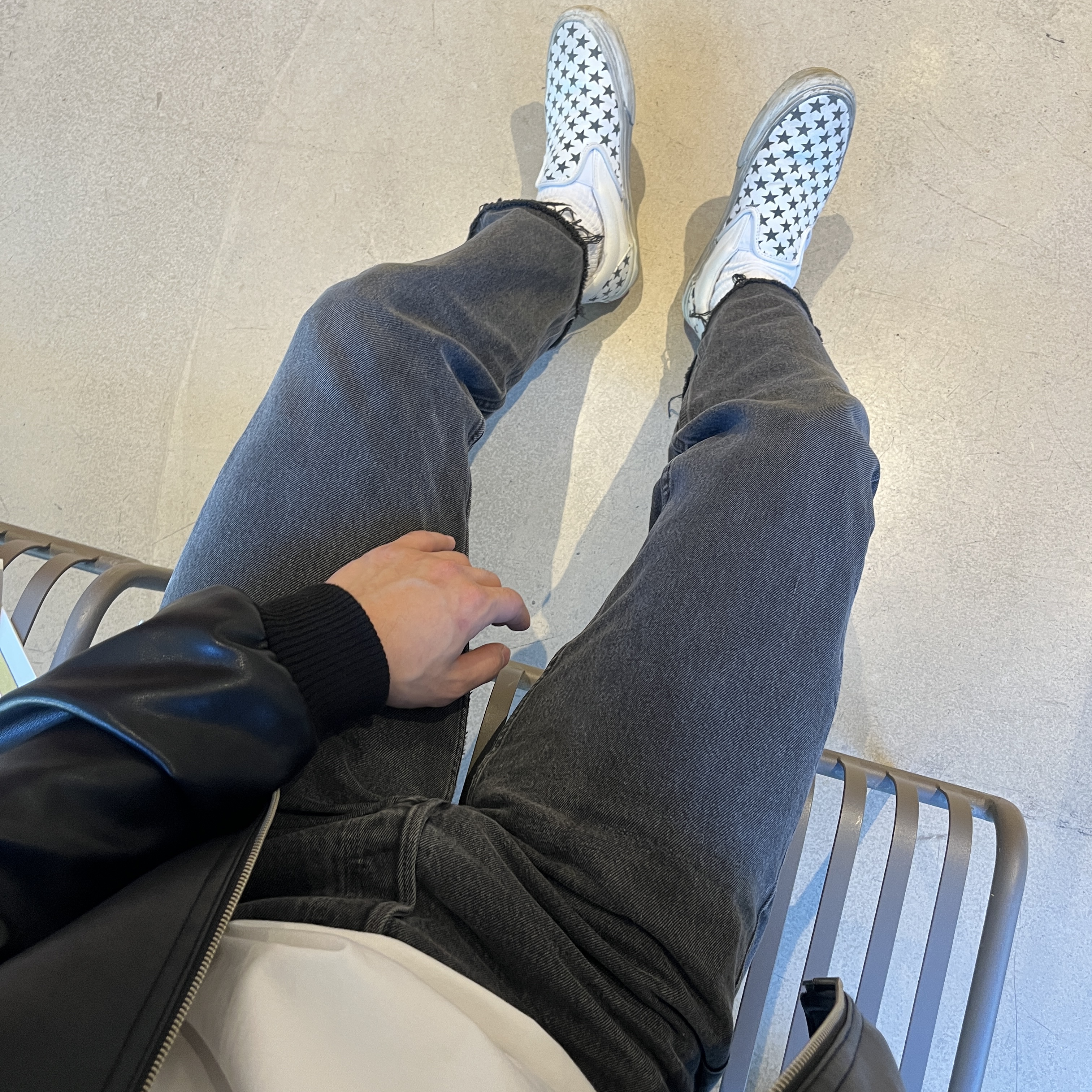 Vans Vault x Bianca Chandon Classic Slip-On LX Stressed Black White 착용 스타일 - 2
