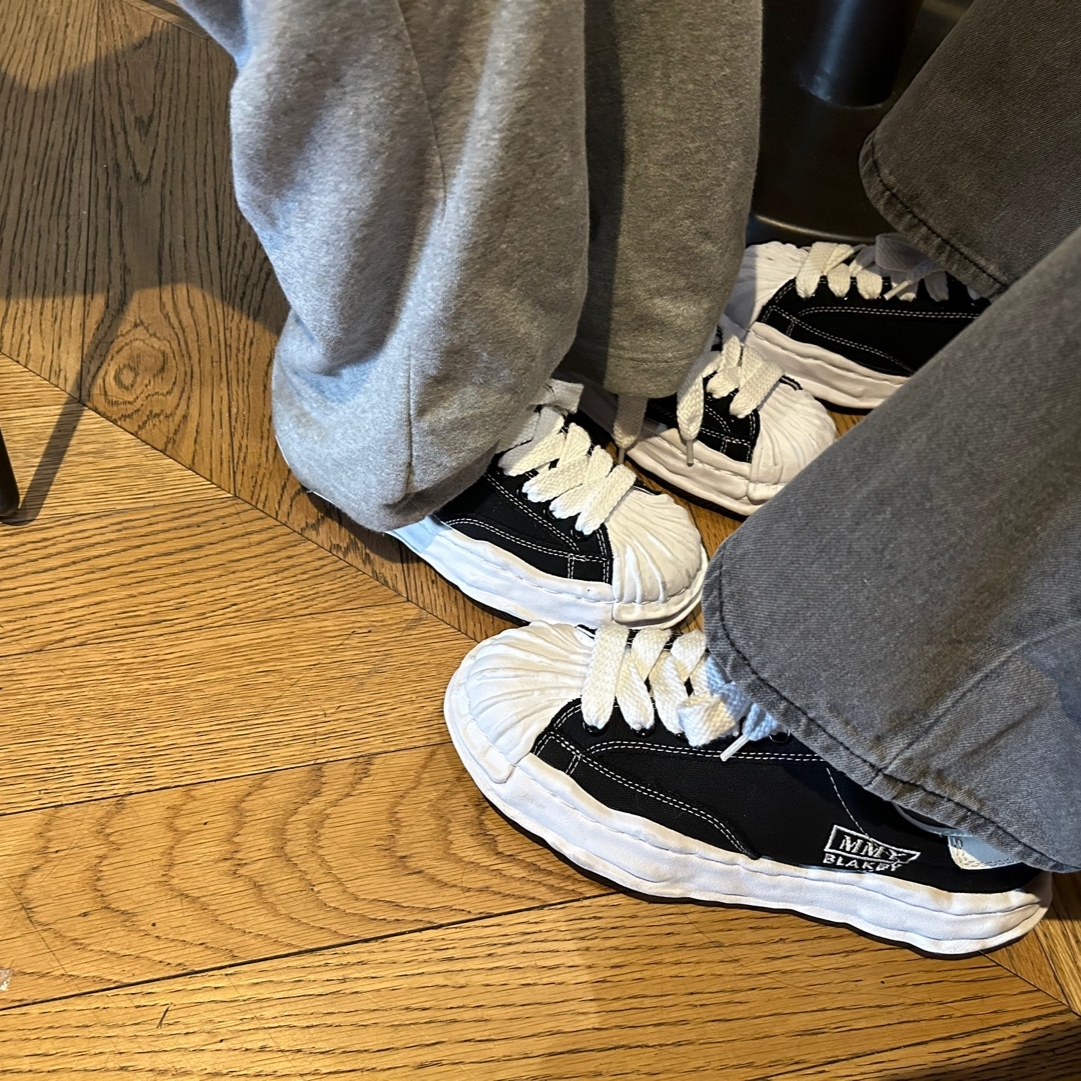 Maison Mihara Yasuhiro Blakey OG Sole Canvas Low-top Sneakers Black White 착용 스타일 - 1