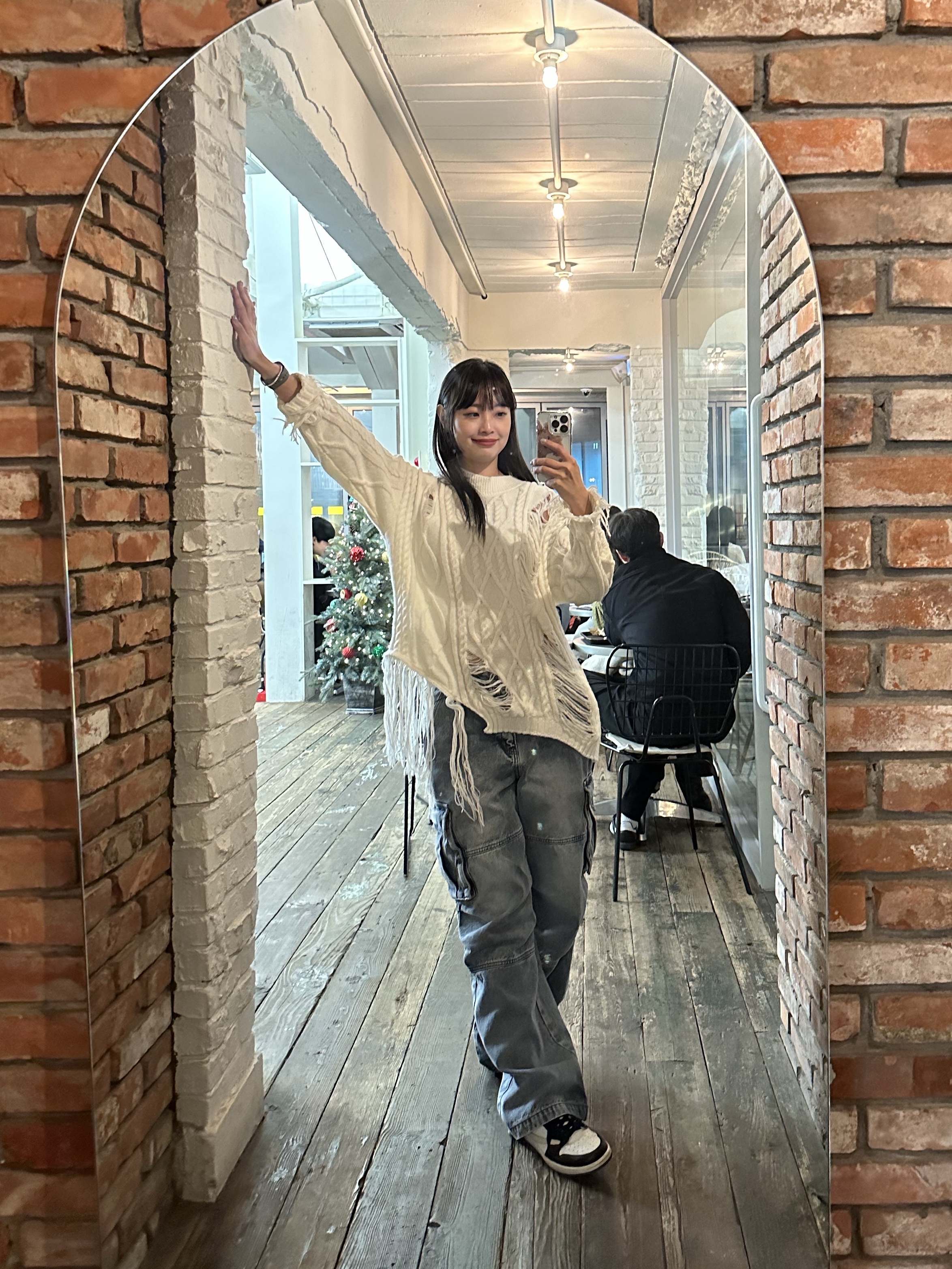 (Kids) Nike NSW Faux Fur Crossbody Bag Black, Jordan 1 x Travis Scott x Fragment Retro Low OG SP Military Blue 착용 스타일 - 6