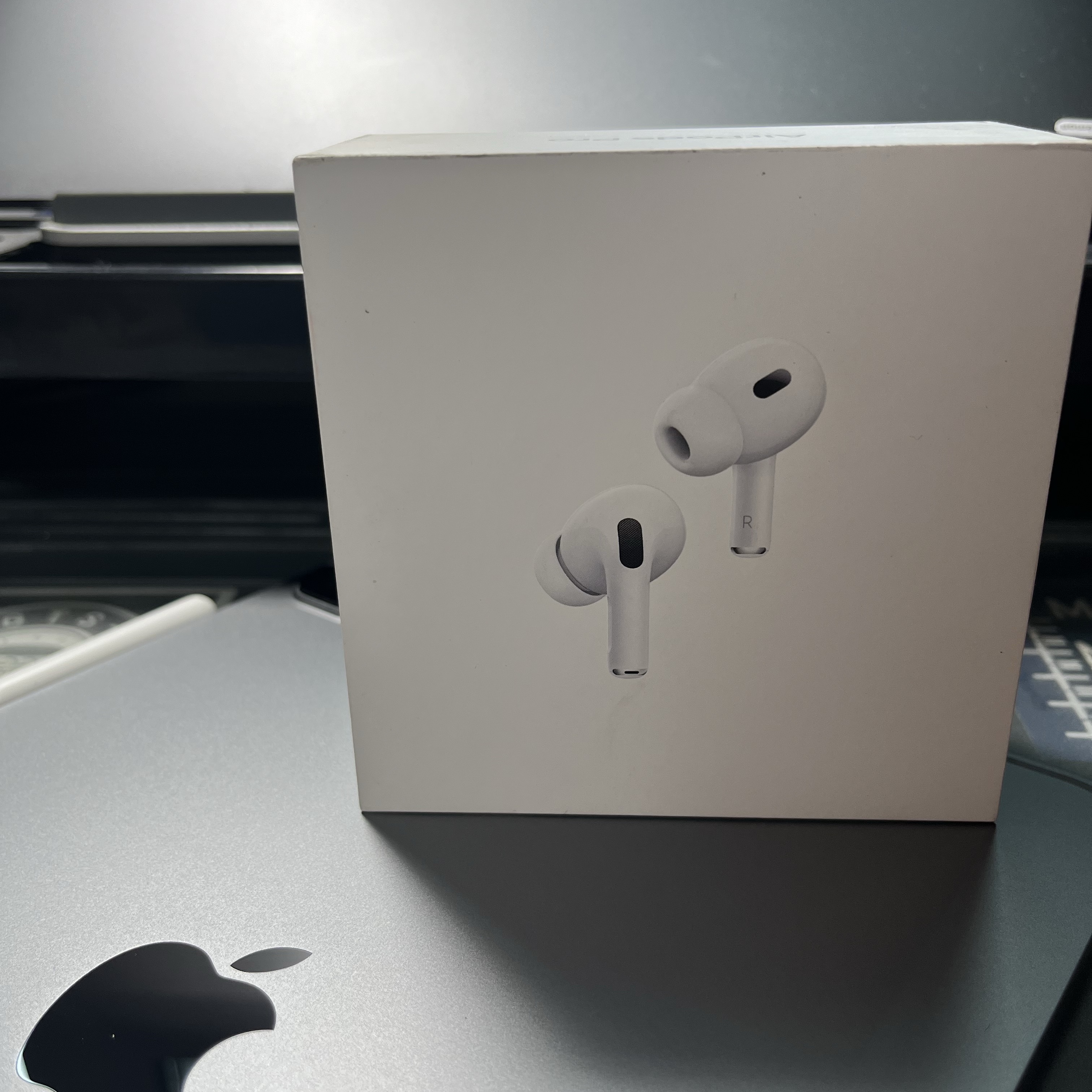 Apple Airpods Pro 2nd Gen with MagSafe Charging Case USB C (Korean Ver.), Apple iPad Pro 4th Gen 11-inch Cellular 128GB Space Gray (Korean Ver.) 착용 스타일