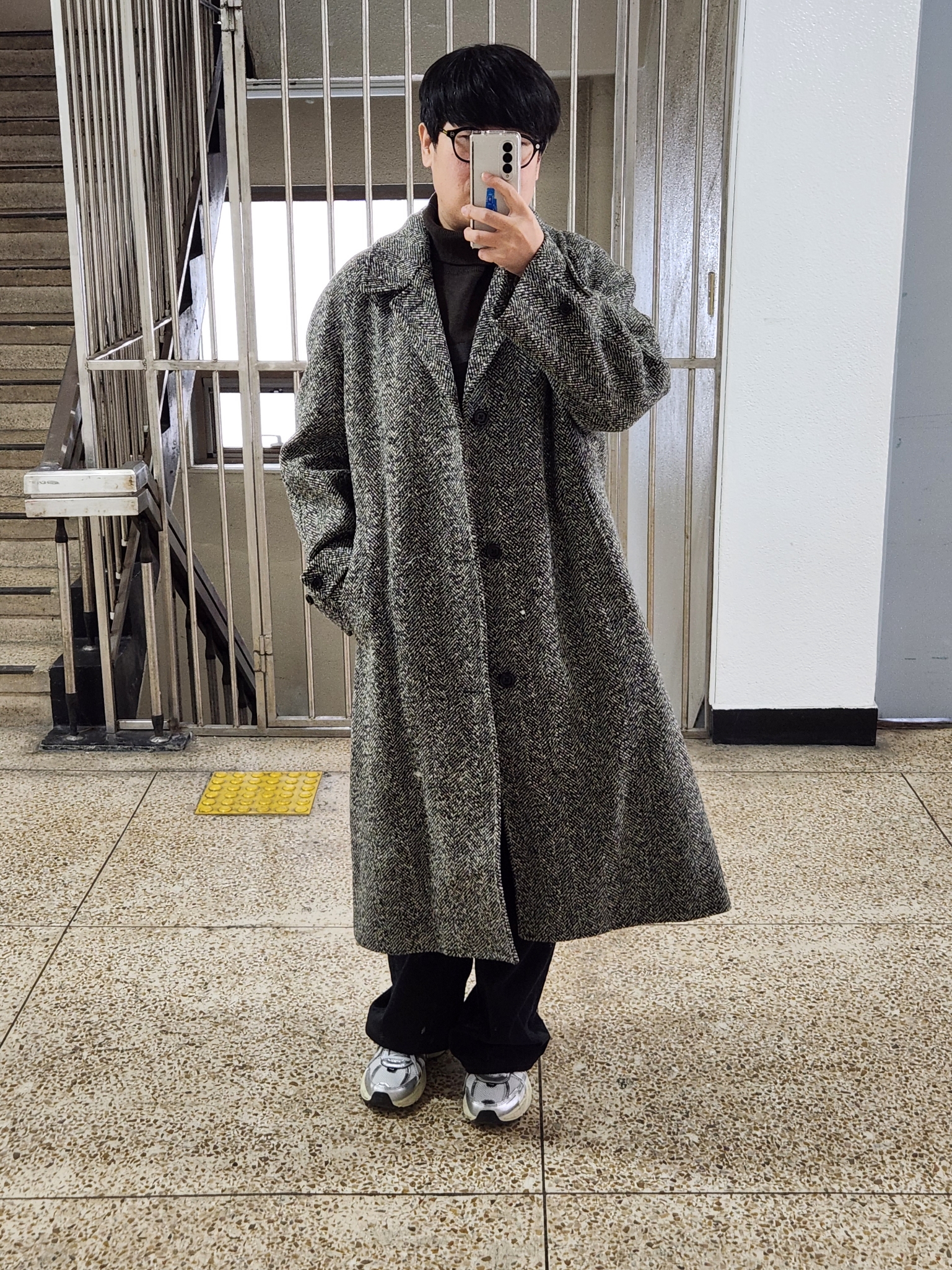 Nike V2K Run Pure Platinum Wolf Grey 착용 스타일
