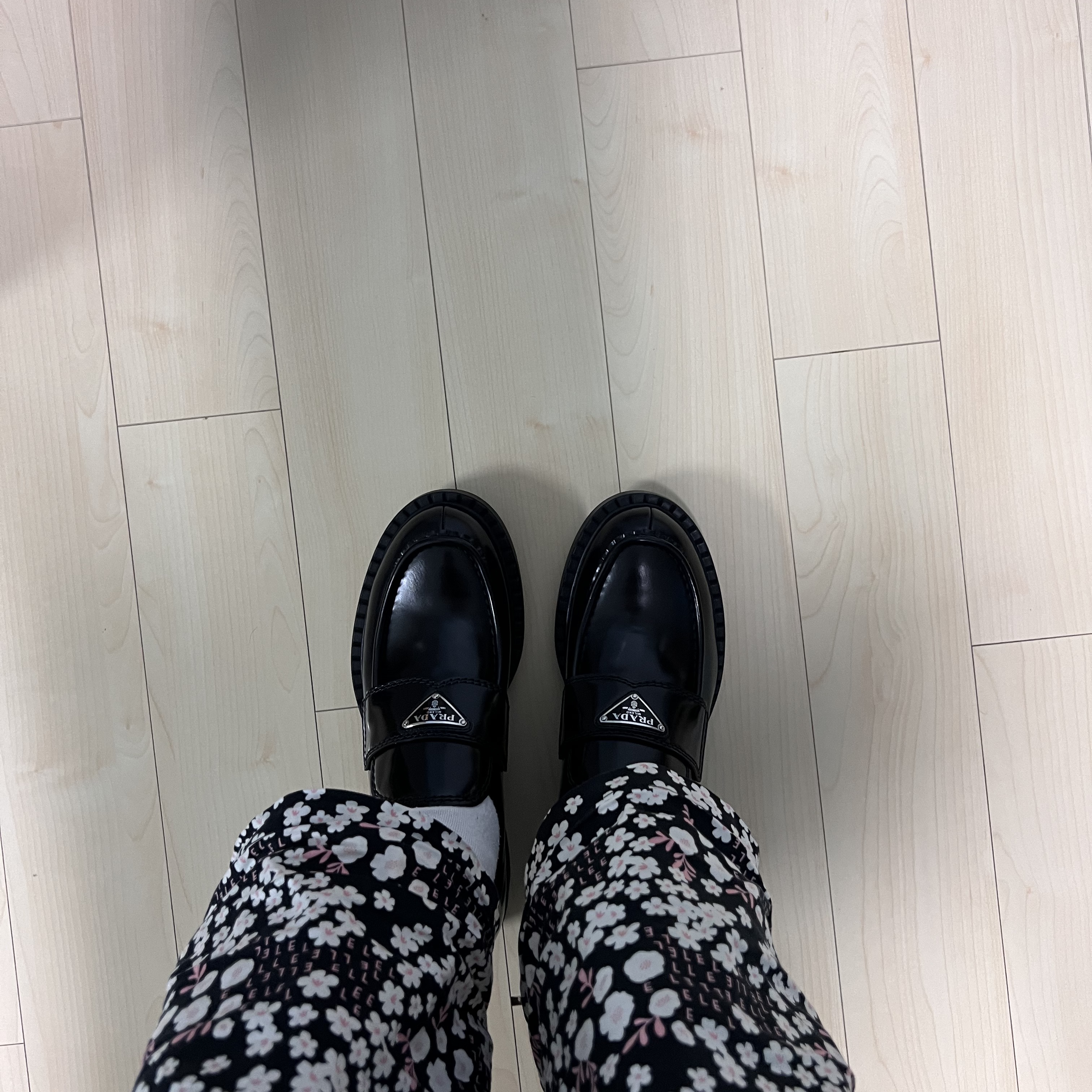 Prada Chocolate Brushed Leather Loafers Black 착용 스타일 - 2