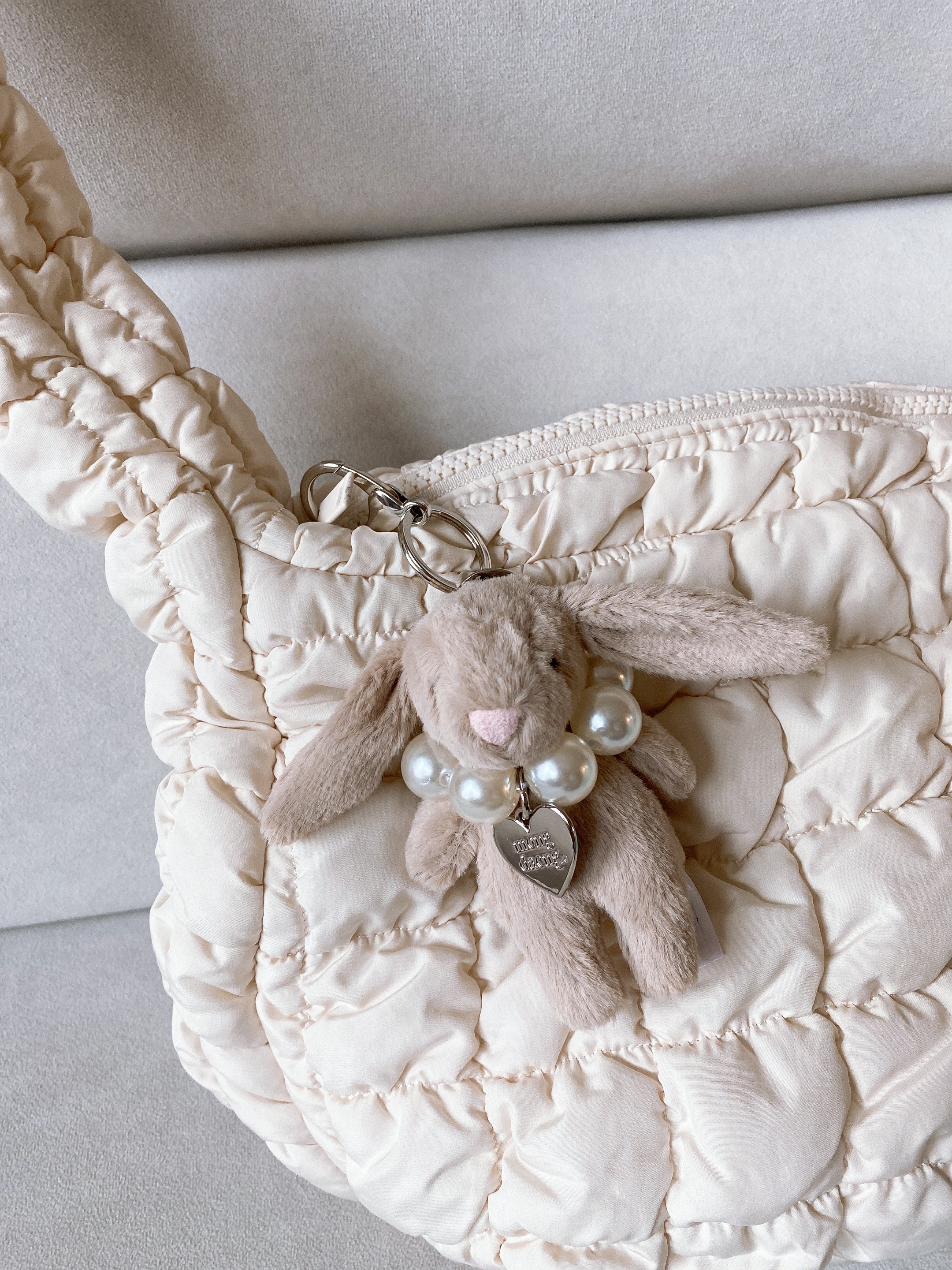 Jellycat Bashful Bunny Bag Charm Beige, COS Quilted Messenger Bag Beige 착용 스타일