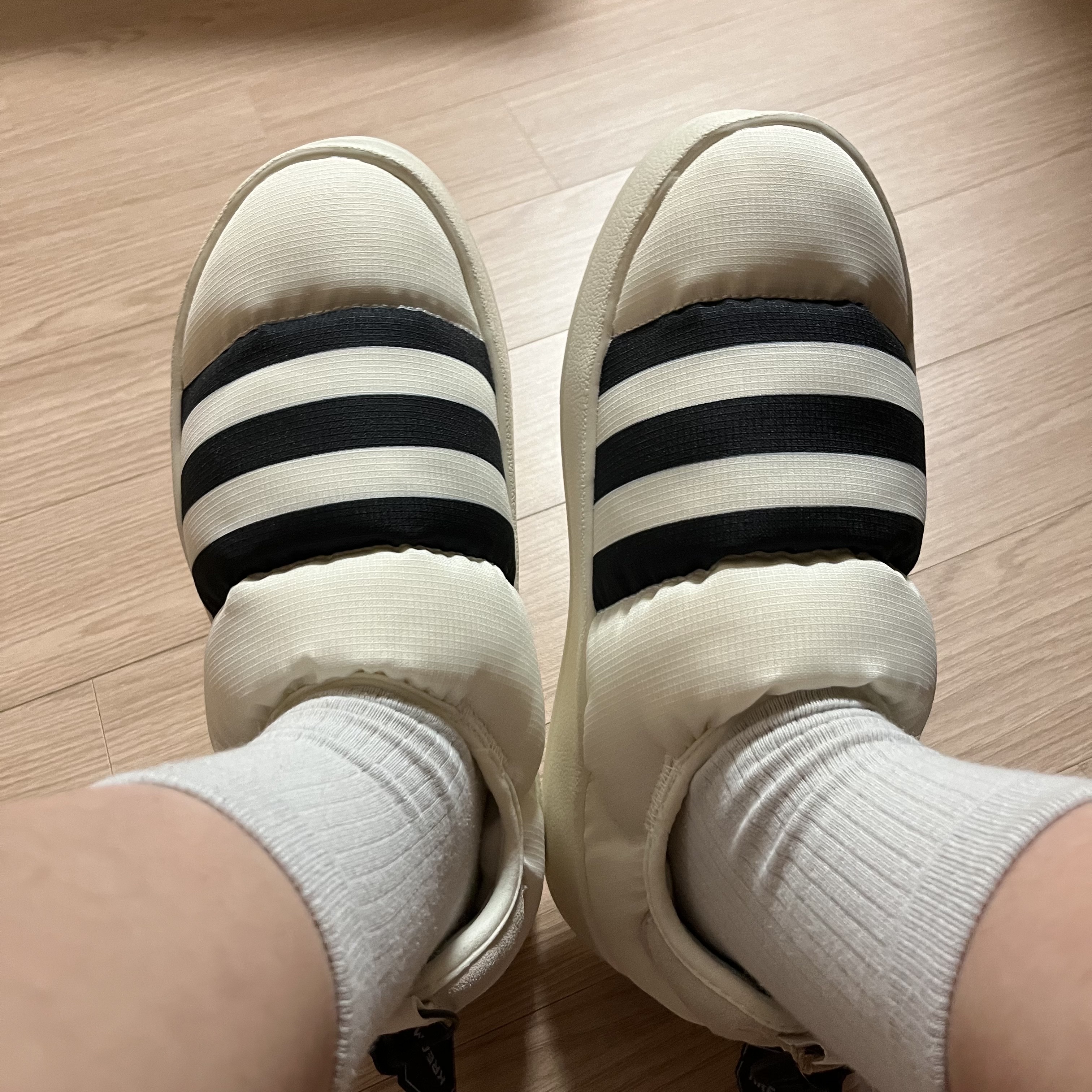 Adidas Puffylette Off White 착용 스타일