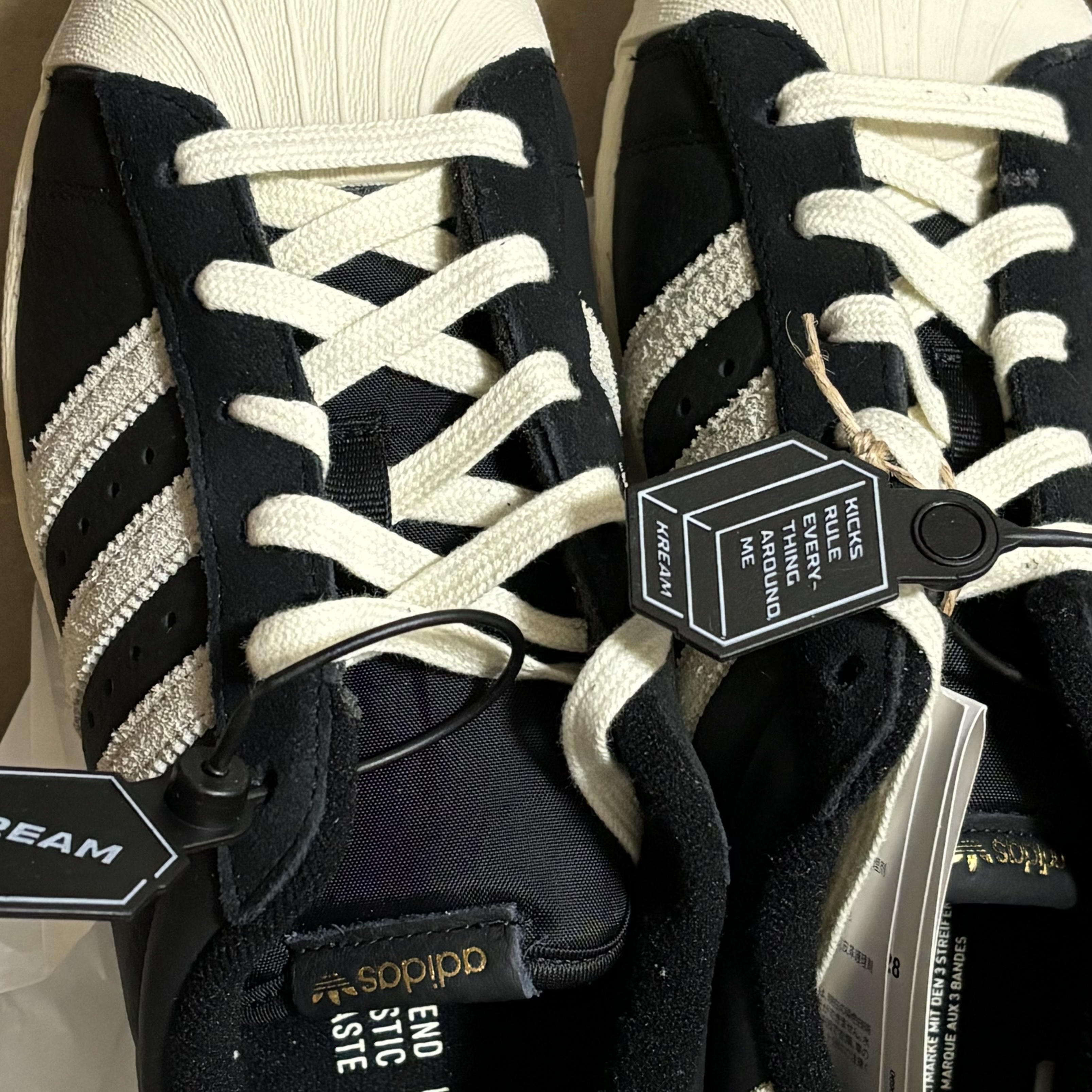 Adidas Superstar 82 Black White 착용 스타일 - 1
