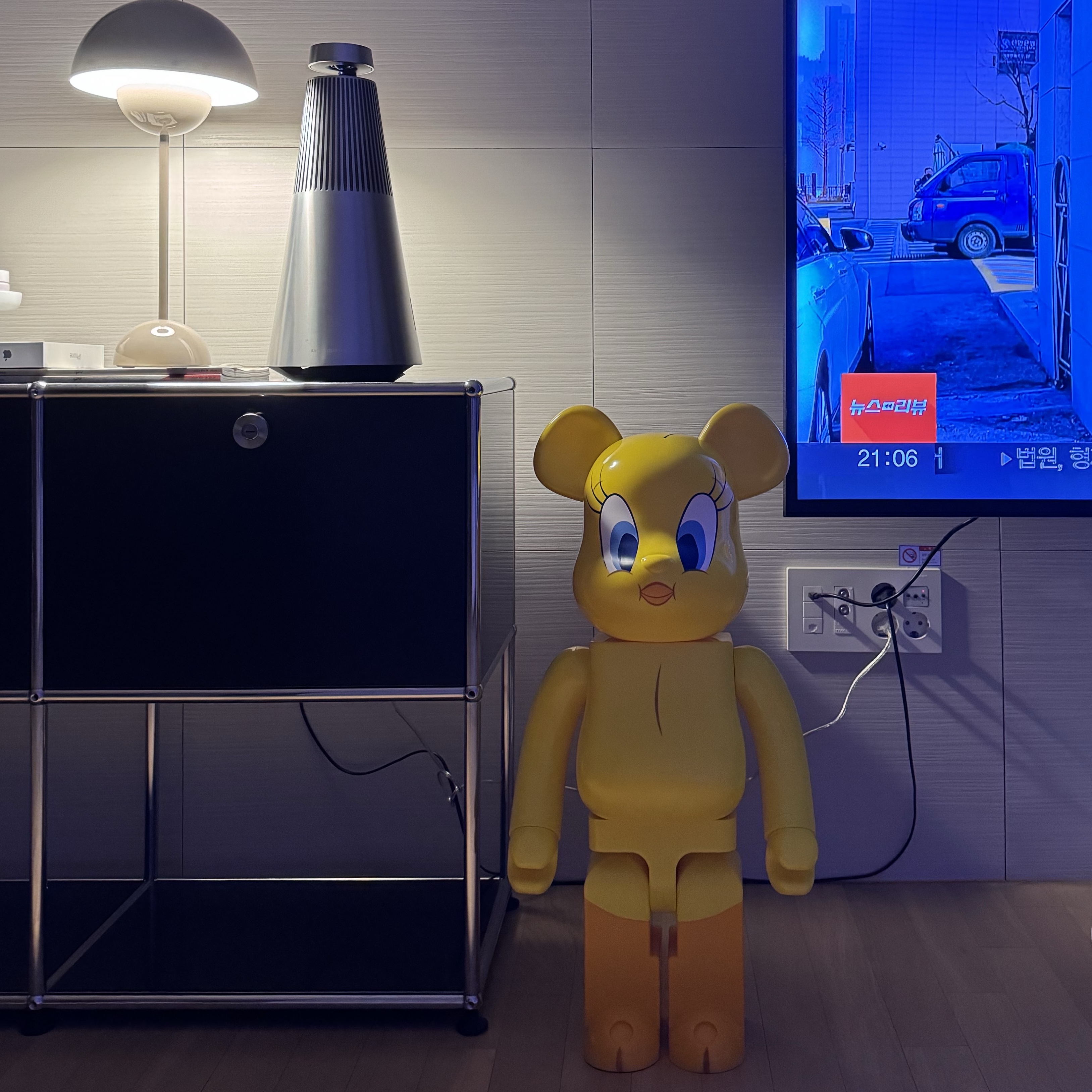 Bearbrick Looney Tunes Tweety 1000% 착용 스타일