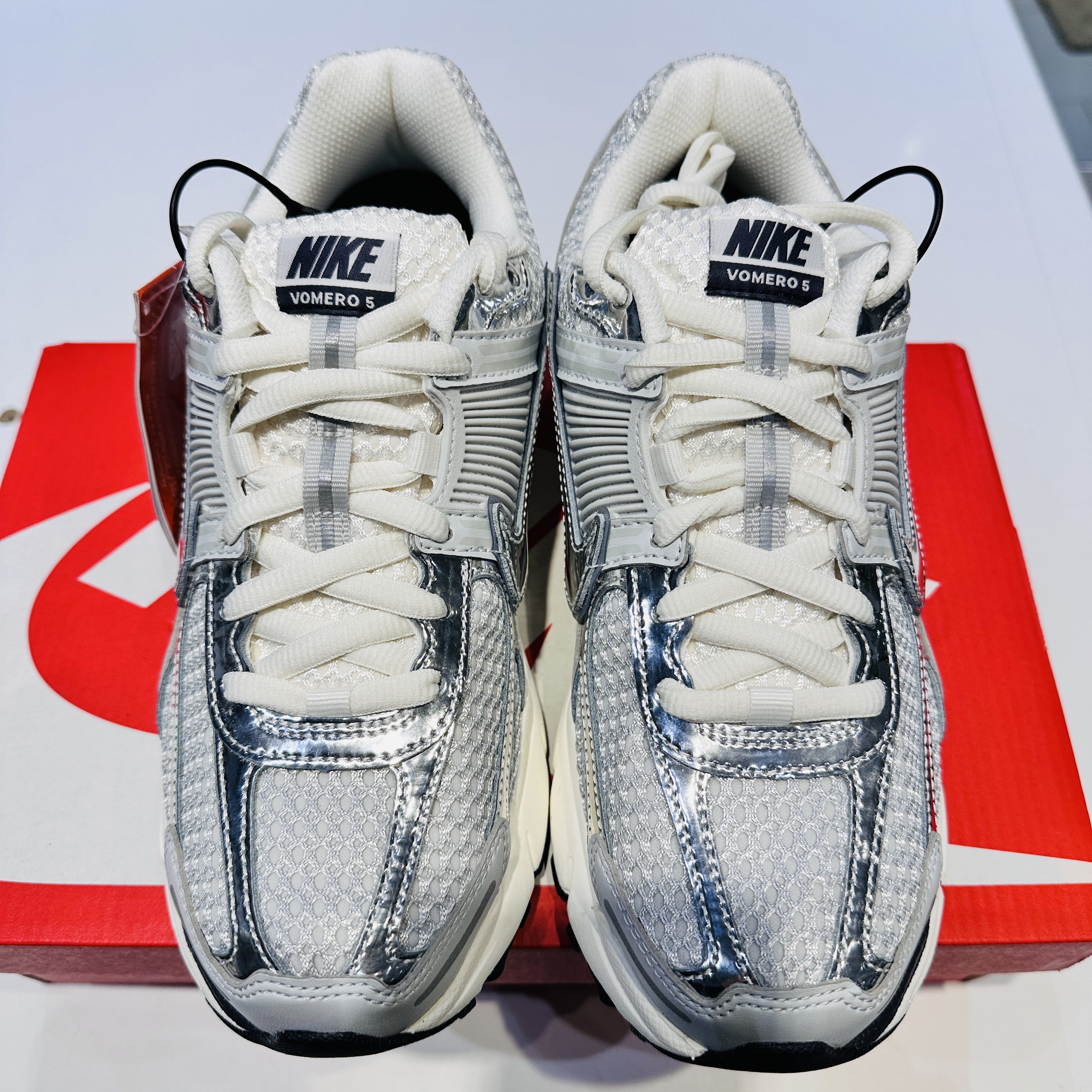 (W) Nike Zoom Vomero 5 Photon Dust and Metallic Silver 착용 스타일 - 1