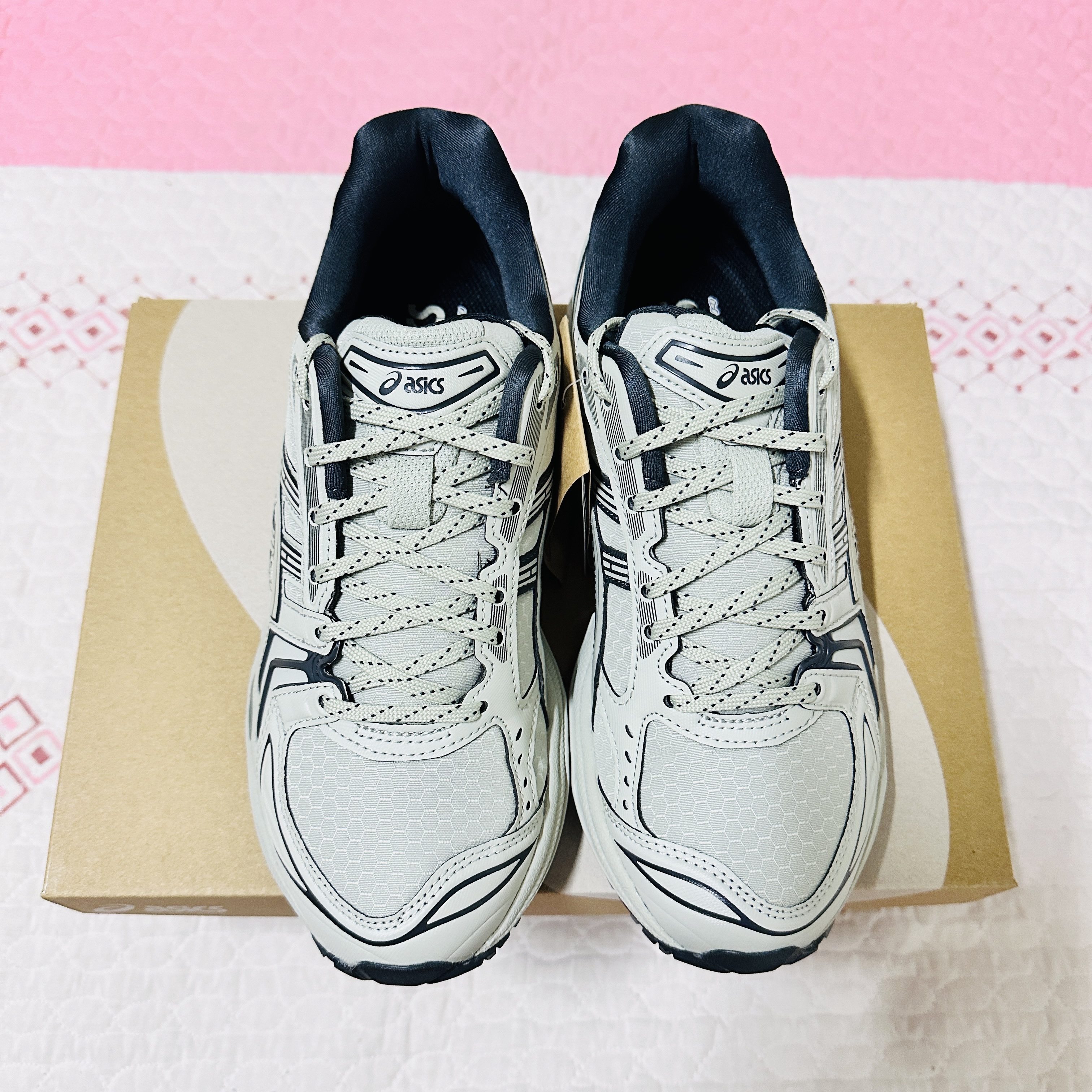 Asics Gel-Kayano 14 Earthenware Pack White Sage Graphite Grey 착용 스타일 - 1