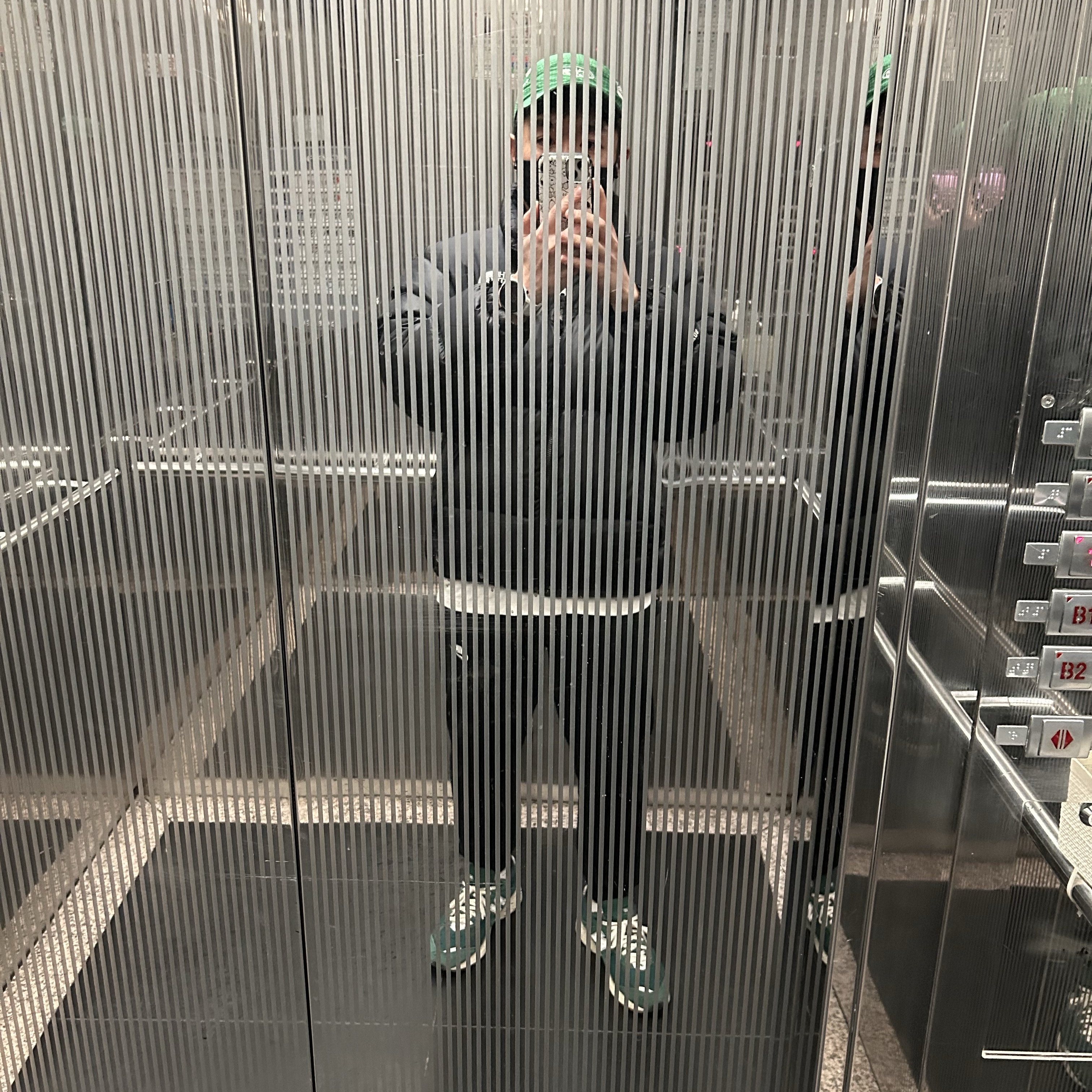 Nike x Off-White Fly Cap Kelly Green, New Balance 2002R Nightwatch Green 착용 스타일