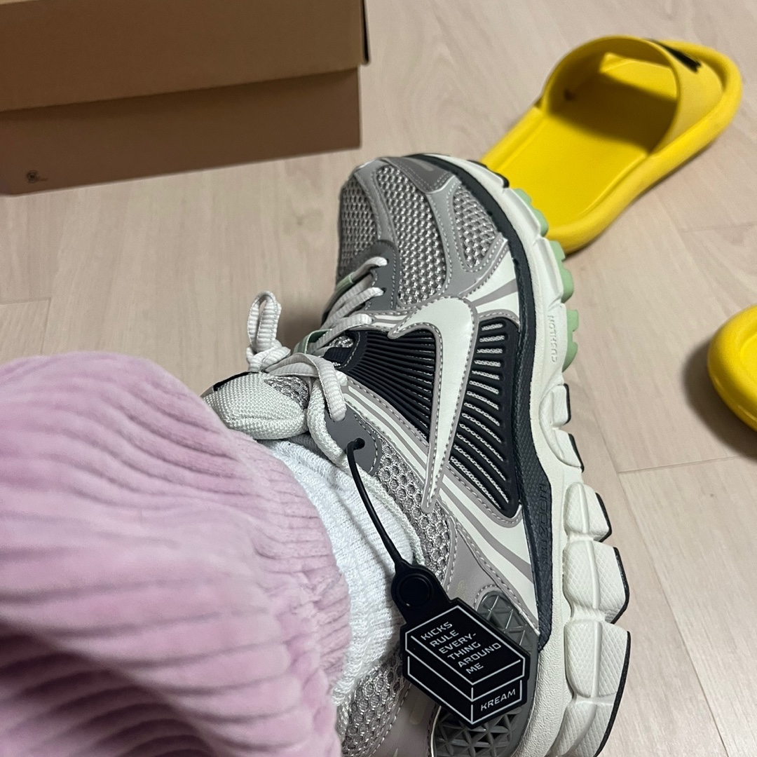 (W) Nike Zoom Vomero 5 Cobblestone and Flat Pewter 착용 스타일
