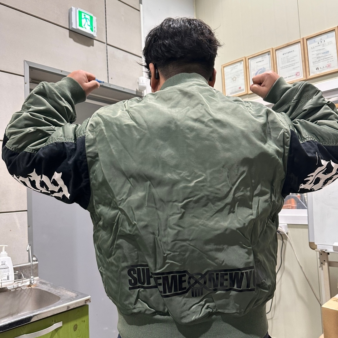 Supreme x Bounty Hunter MA-1 Jacket Olive - 23FW 착용 스타일 - 3
