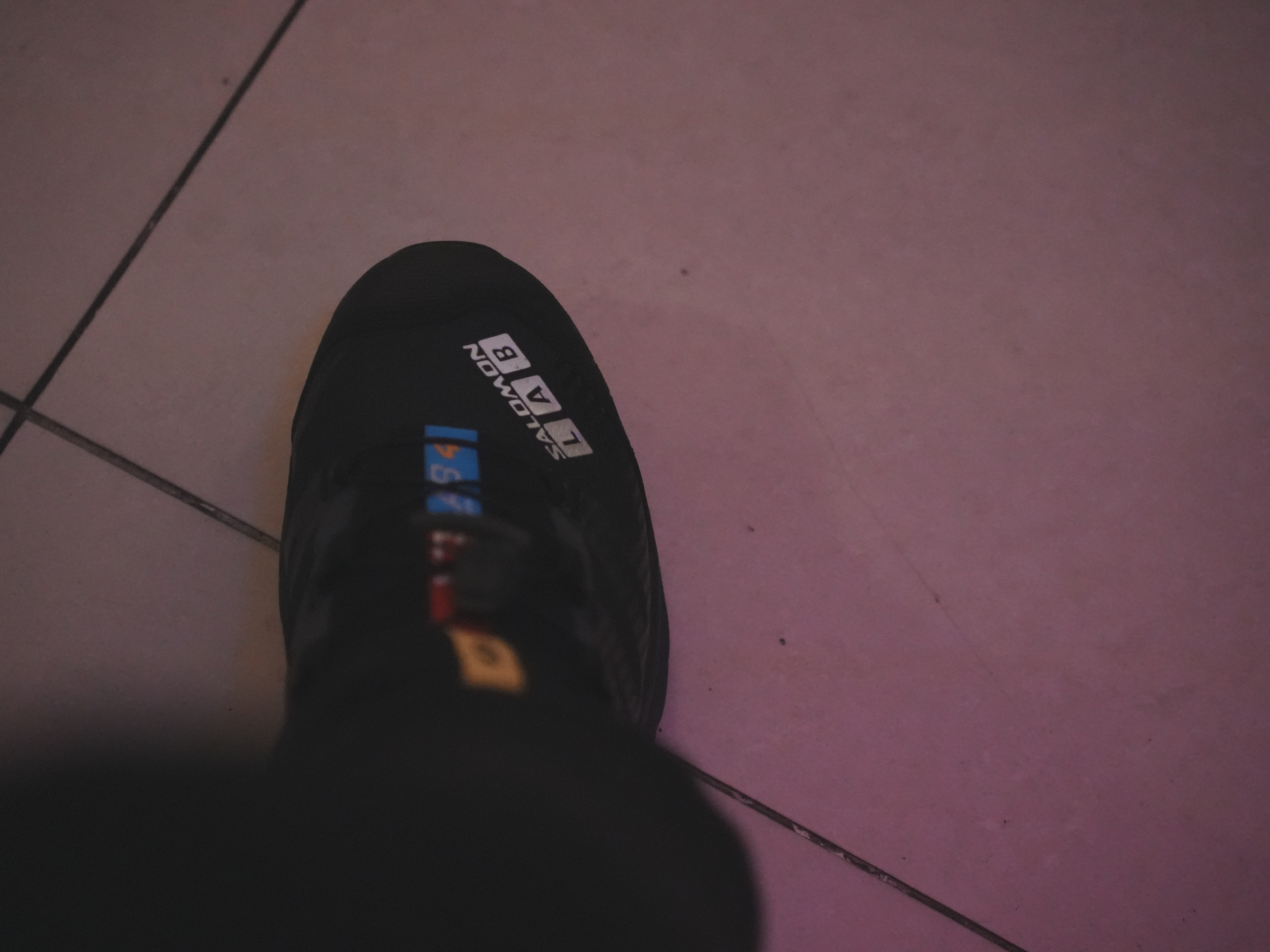 Salomon XT-4 Black Silver Metallic 착용 스타일 - 1