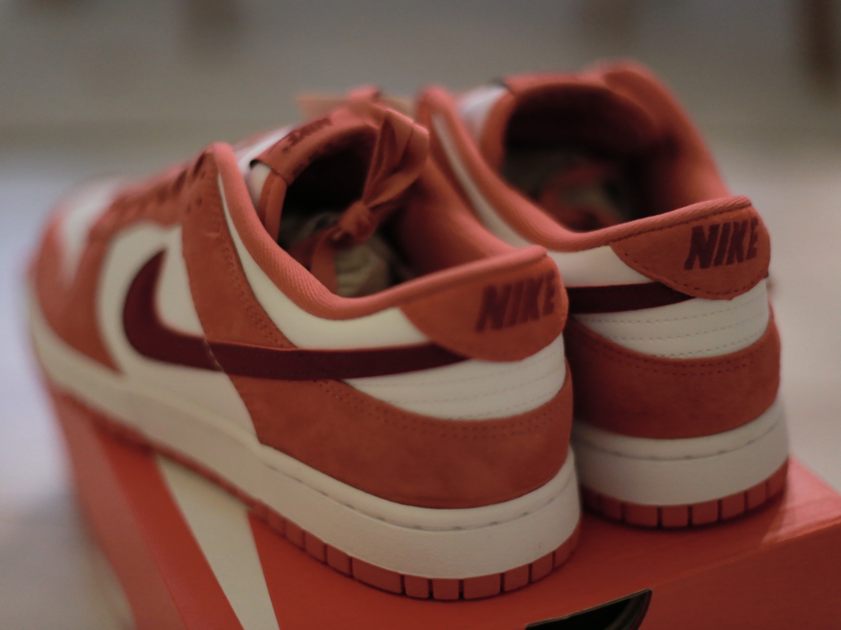 (W) Nike Dunk Low Valentine Day White Adobe 착용 스타일 - 3