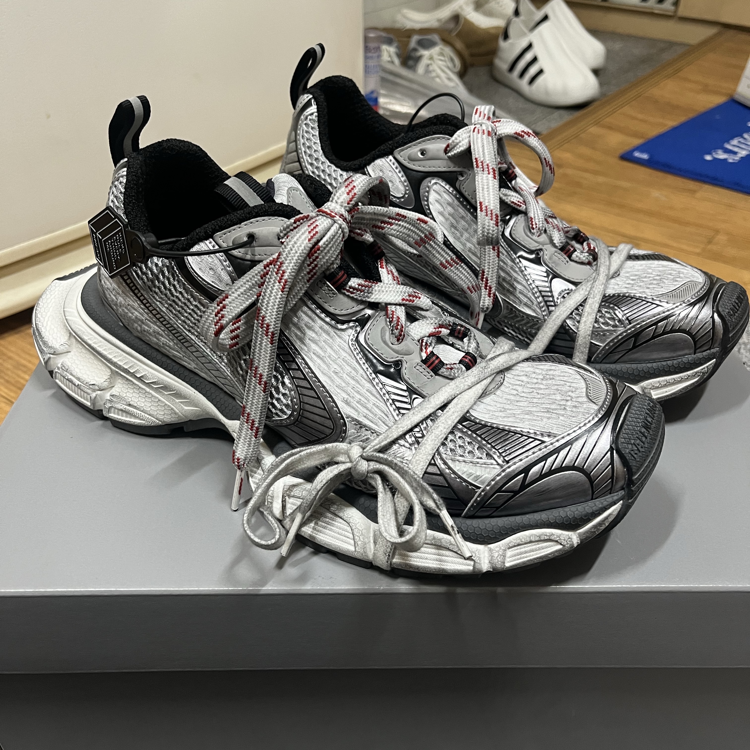 Balenciaga 3XL Sneakers Grey White Red 착용 스타일 - 2