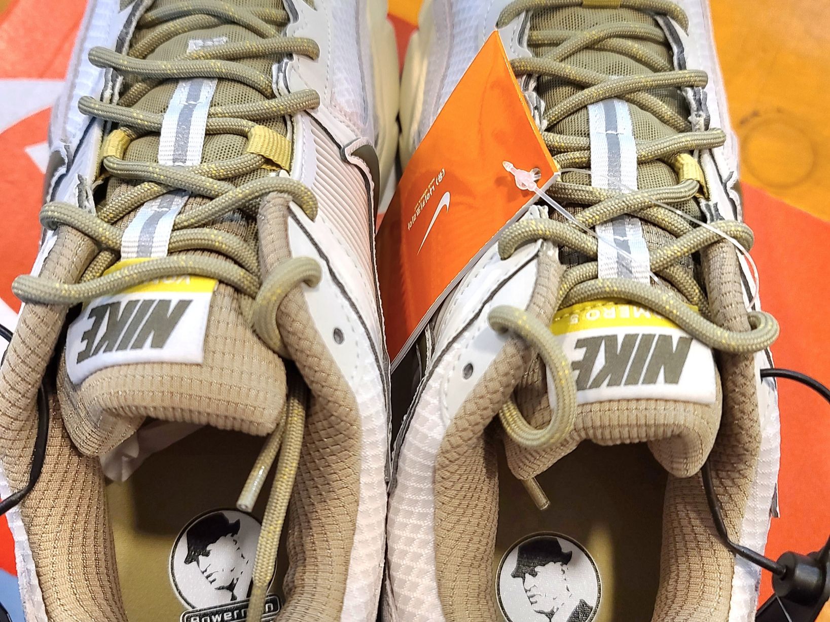 Nike Zoom Vomero 5 Light Bone and Phantom 착용 스타일 - 4