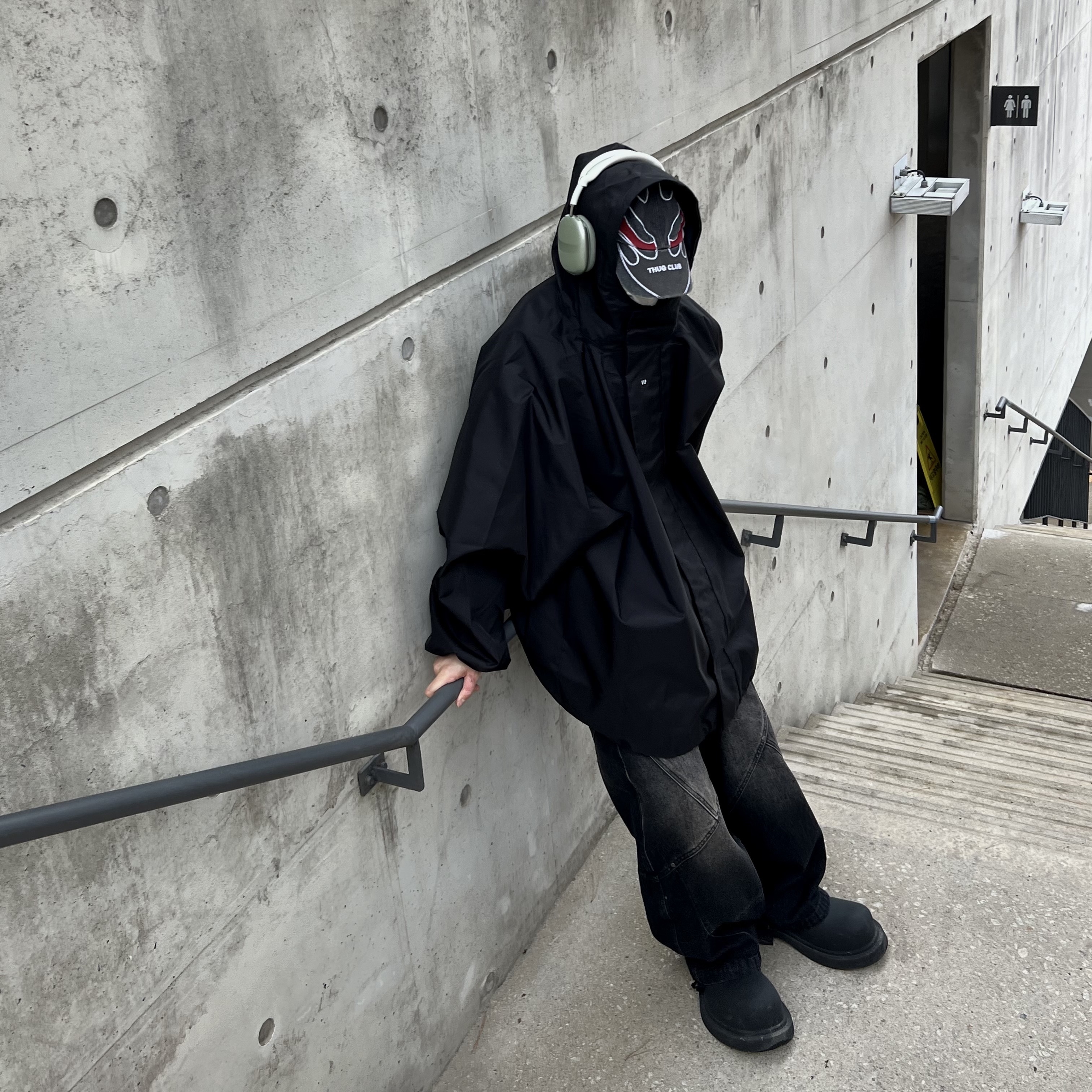 Yeezy Gap Engineered By Balenciaga T-Cut Parka Black, Thug Club Chopper Flame Stud Cap Red 착용 스타일 - 1