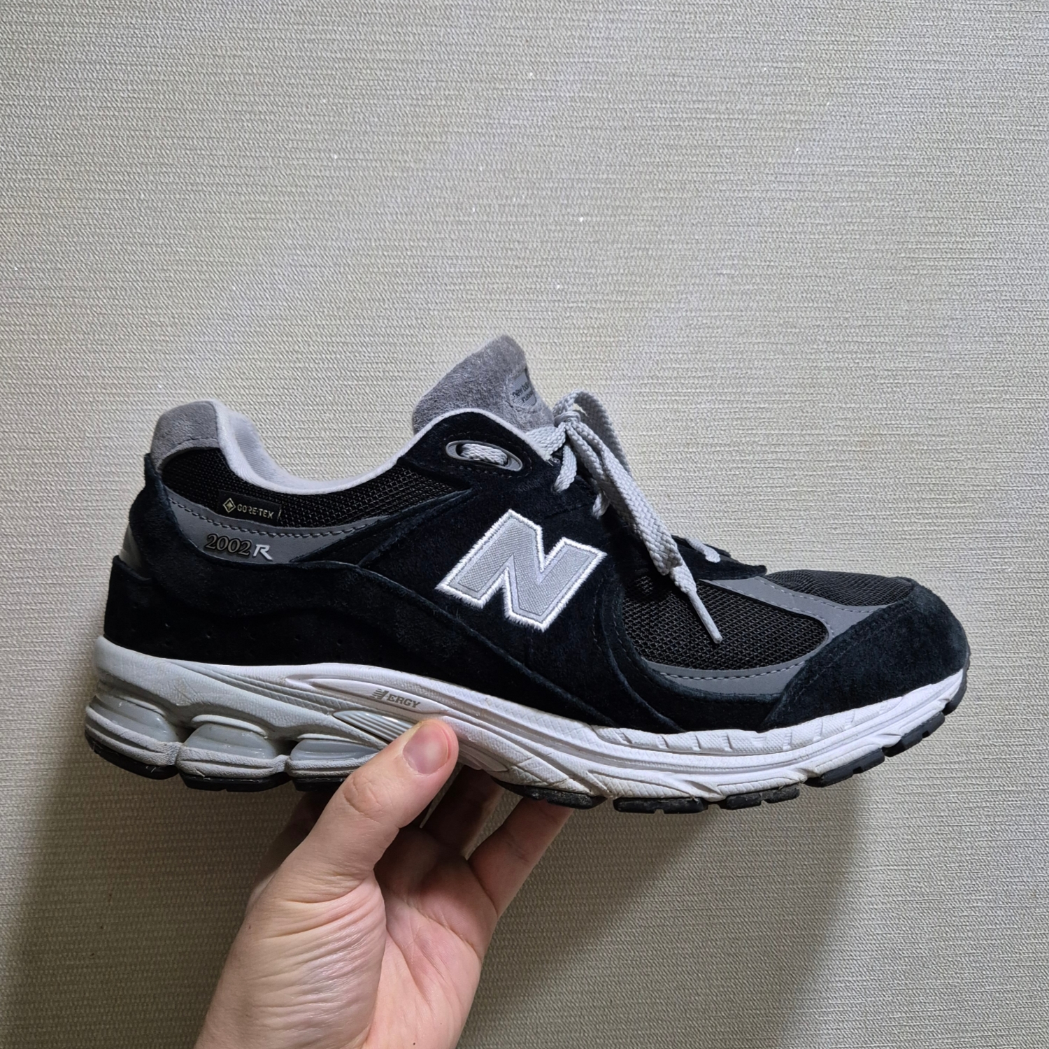 뉴발란스 2002R 고어텍스 블랙 실버 메탈릭 착용 스타일