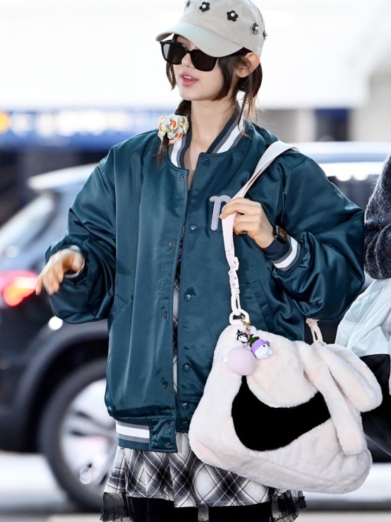 (W) Nike NSW High-Pile Fleece Bomber Jacket Sea Glass - US/EU, Nike NSW Futura 365 Faux Fur Crossbody Bag 1L Black 착용 스타일 - 4
