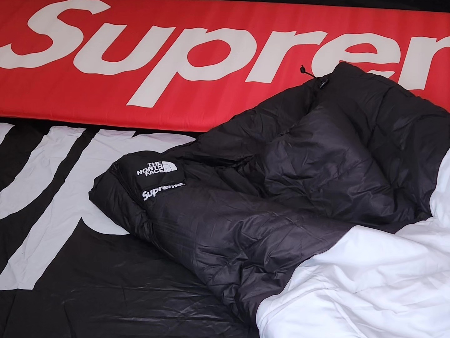 Supreme x Sea to Summit Self Inflating Sleeping Mat Red - 21SS, Supreme x The North Face S Logo Dolomite 3S-20° Sleeping Bag Black - 20FW 착용 스타일