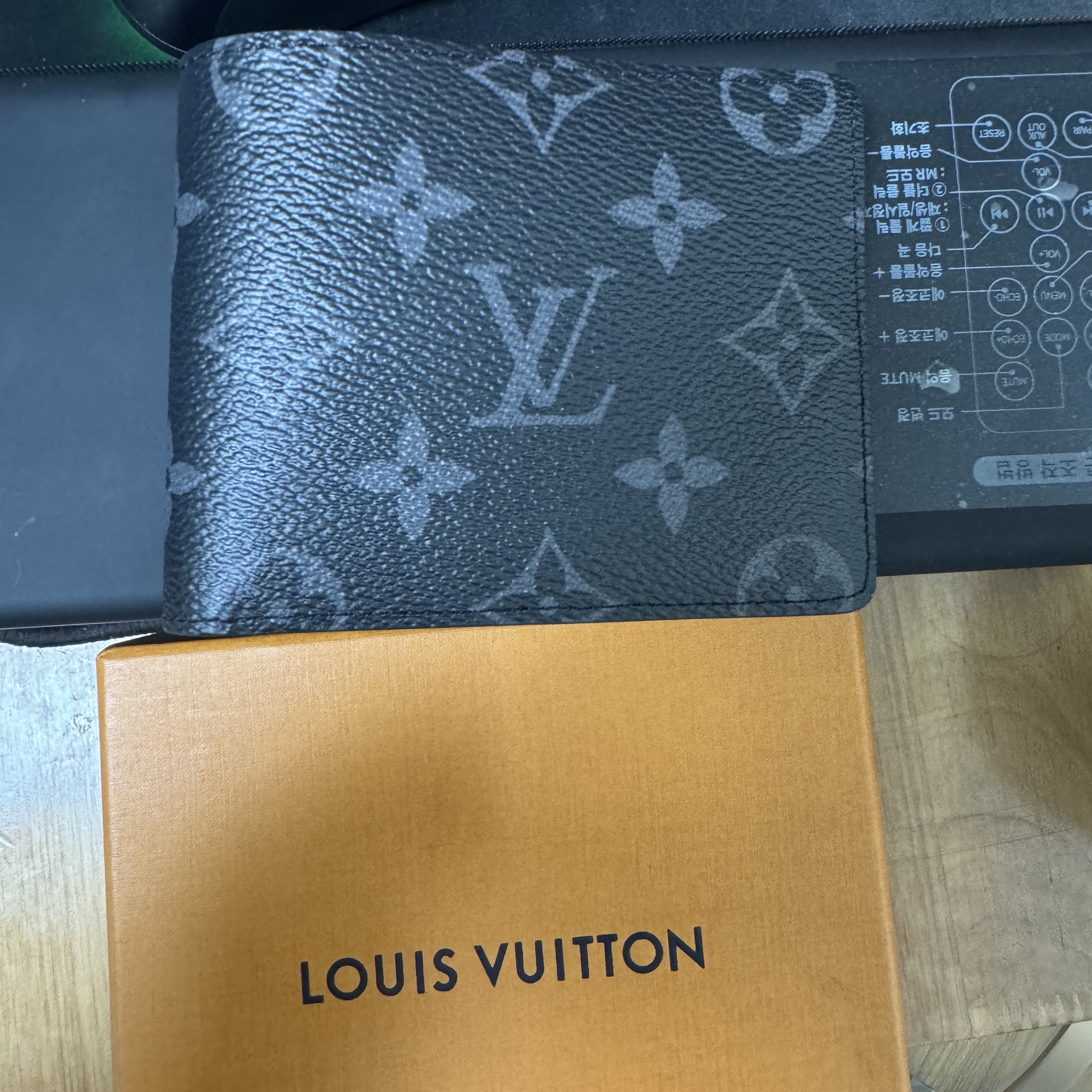 Louis Vuitton Slender Wallet Monogram Eclipse 착용 스타일