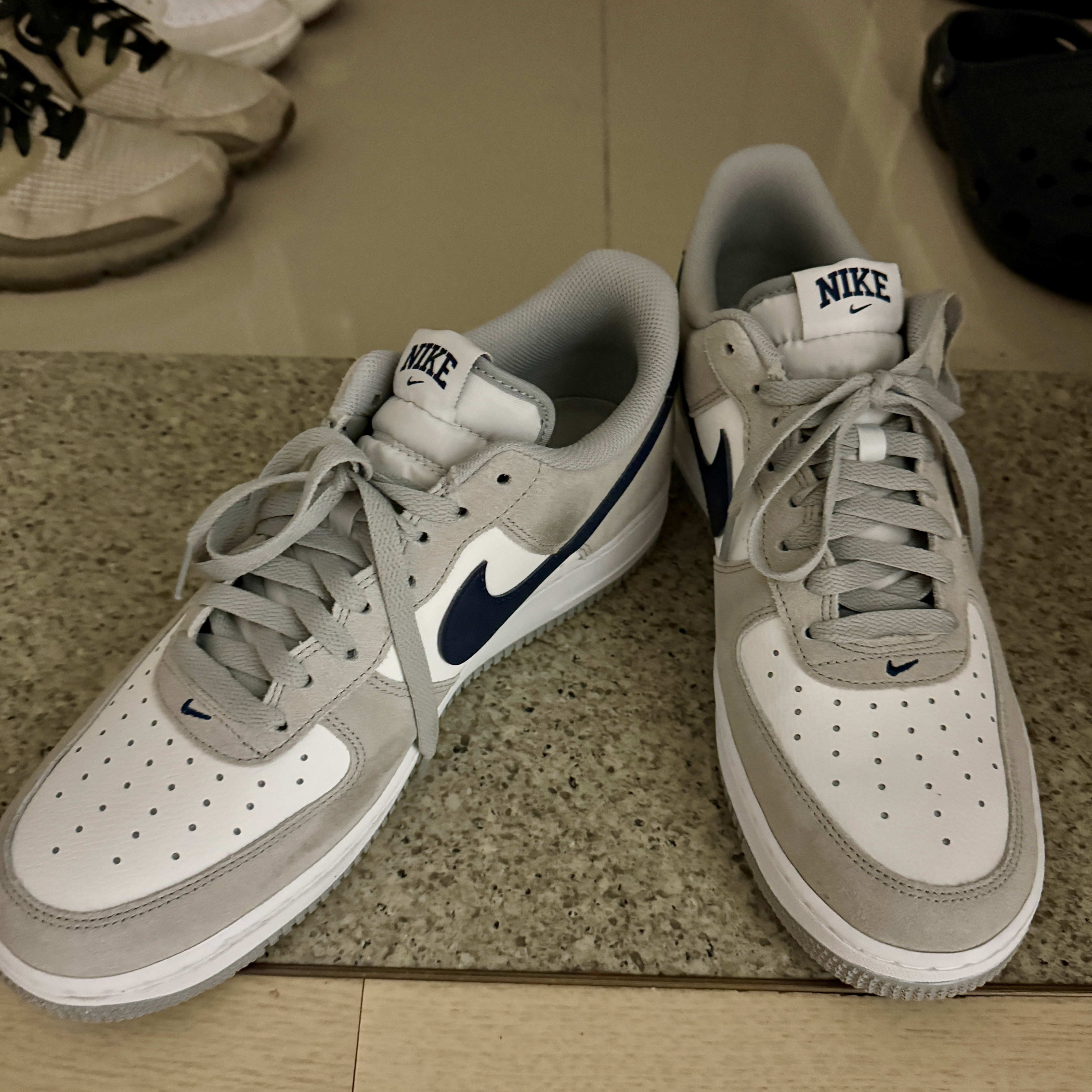 Nike Air Force 1 '07 Light Smoke Grey Midnight Navy 착용 스타일