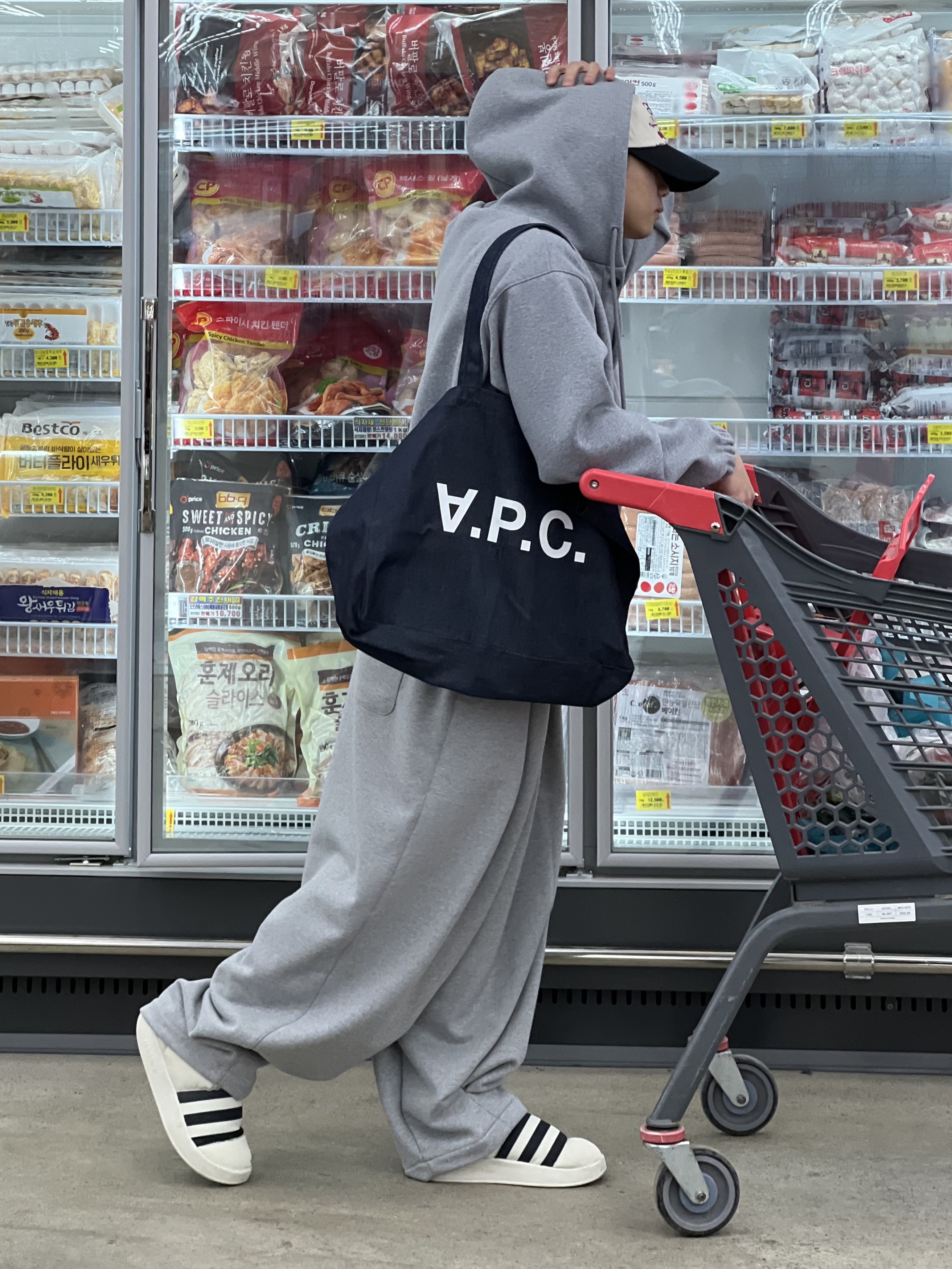 Adidas Puffylette Off White 착용 스타일
