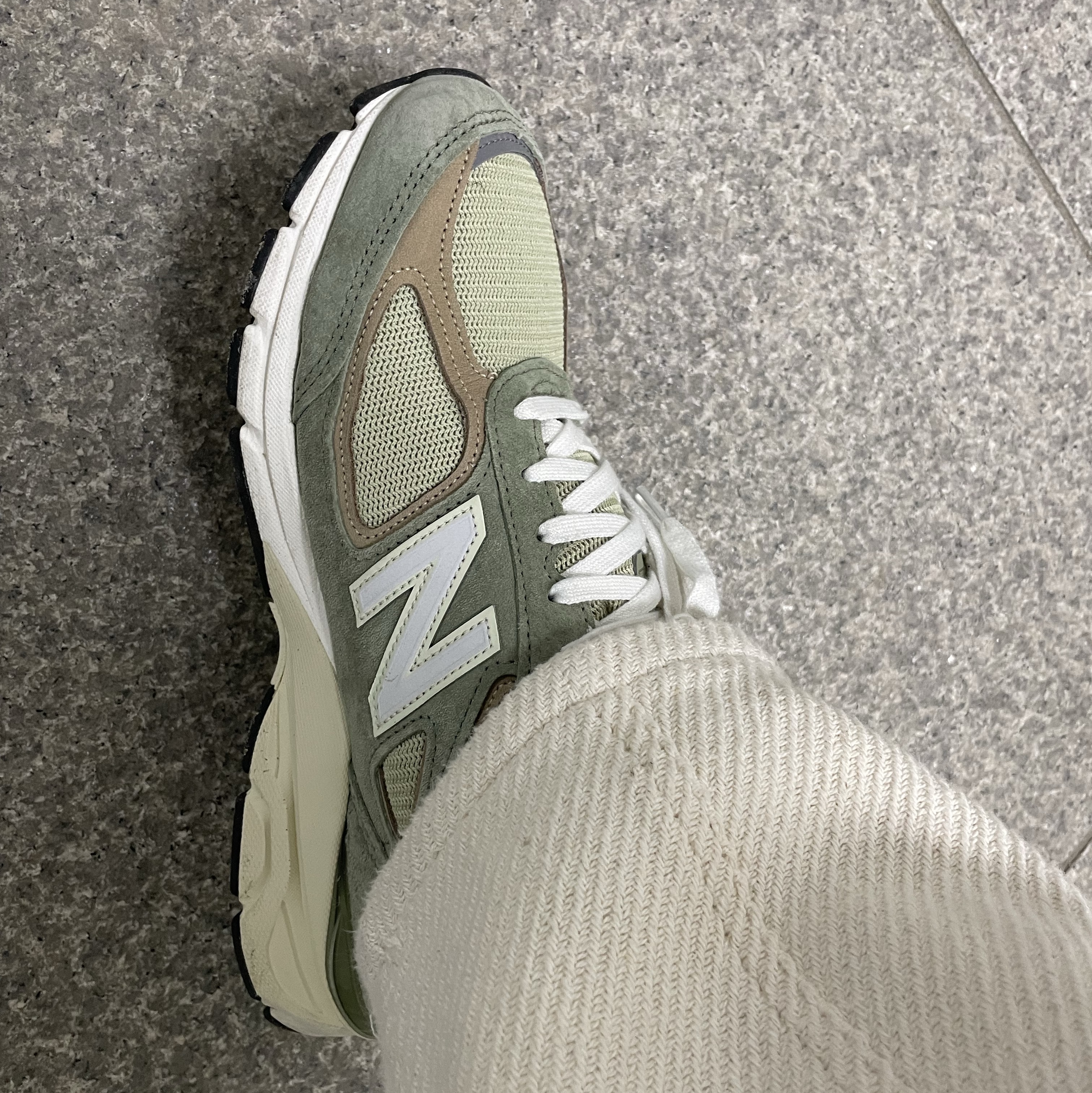 New Balance 990v4 Made in USA Olive Incense 착용 스타일