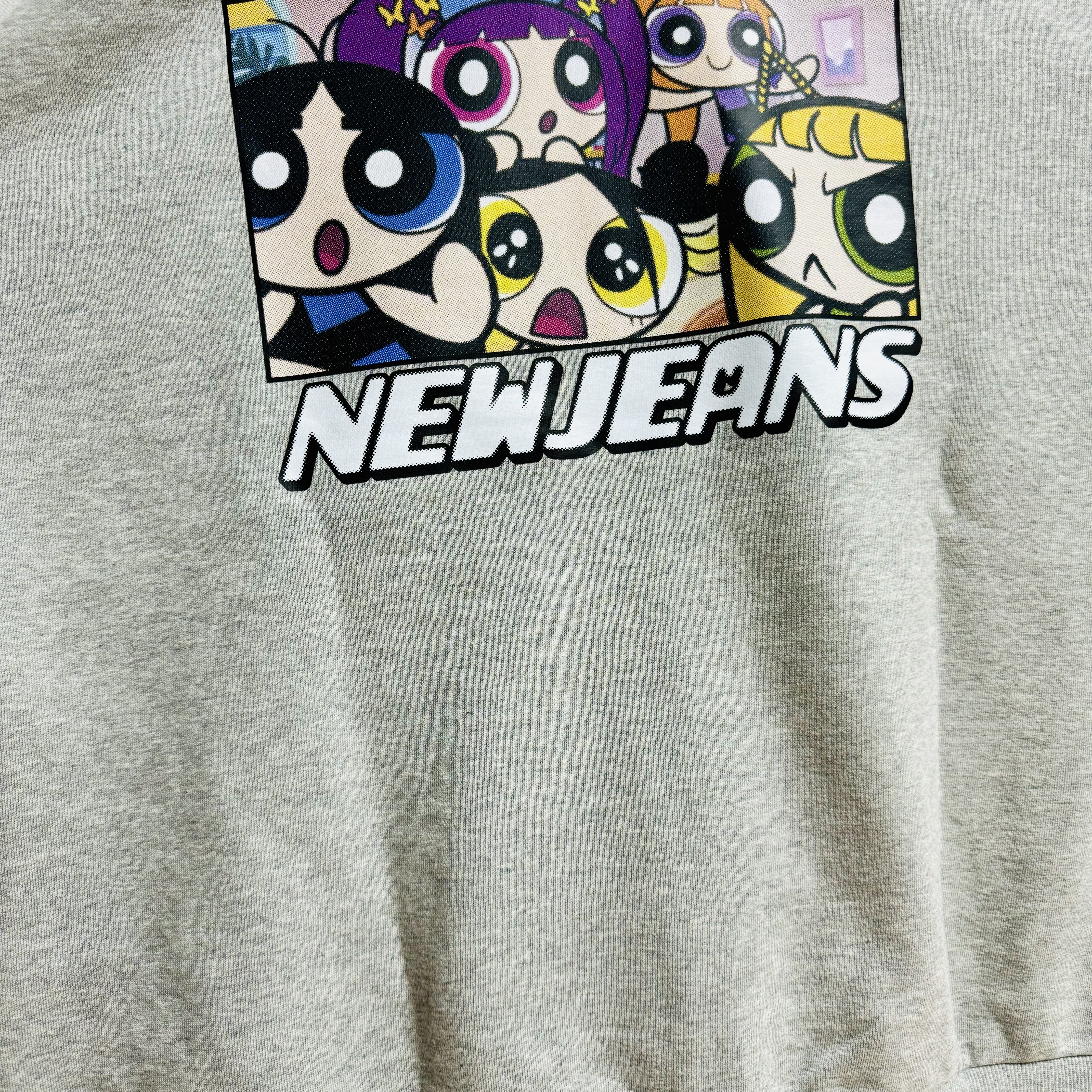 Newjeans x The Powerpuff Girls Full-Zip Hooded Sweatshirt Grey, Newjeans x The Powerpuff Girls Bag Charm Hanni 착용 스타일 - 1