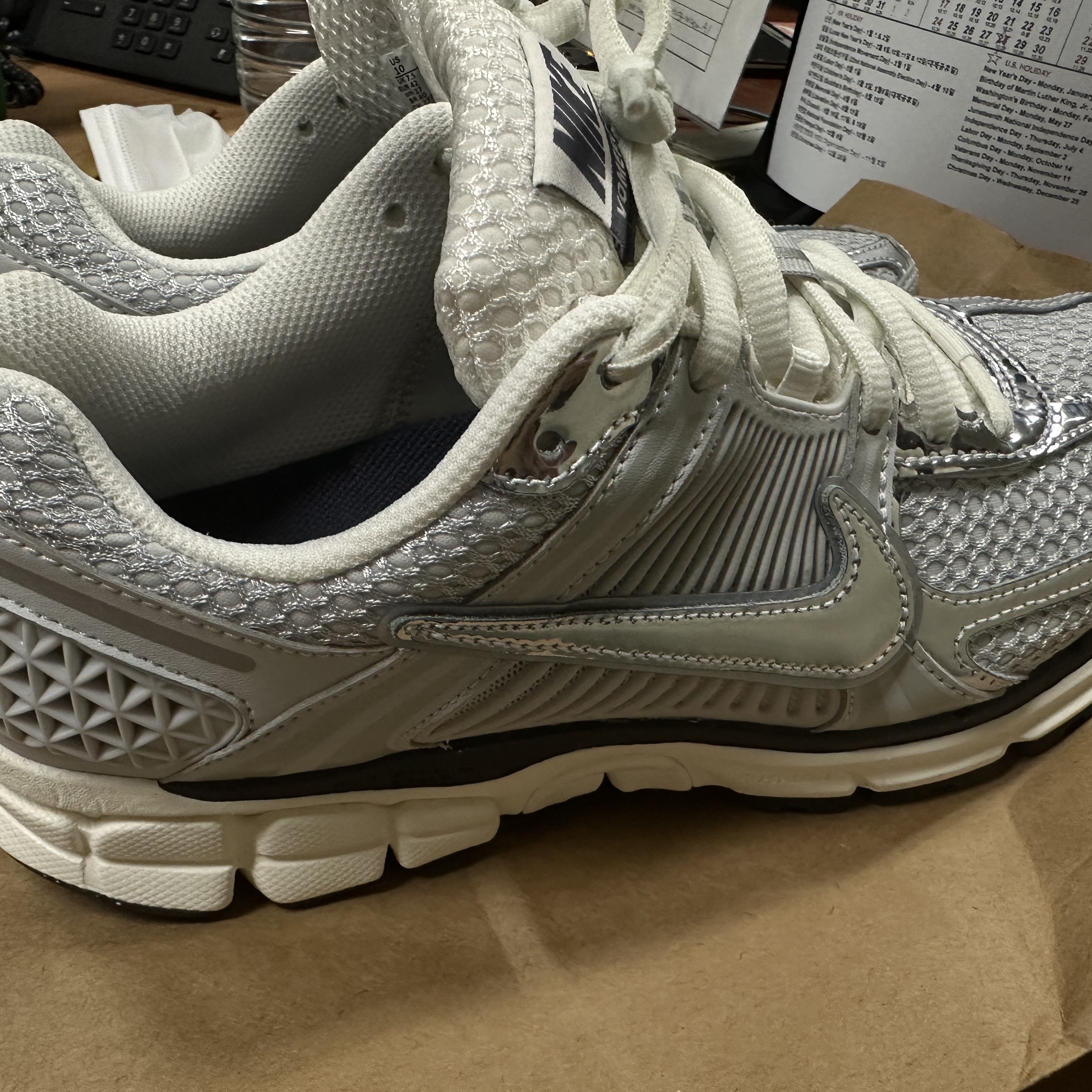 (W) Nike Zoom Vomero 5 Photon Dust and Metallic Silver 착용 스타일