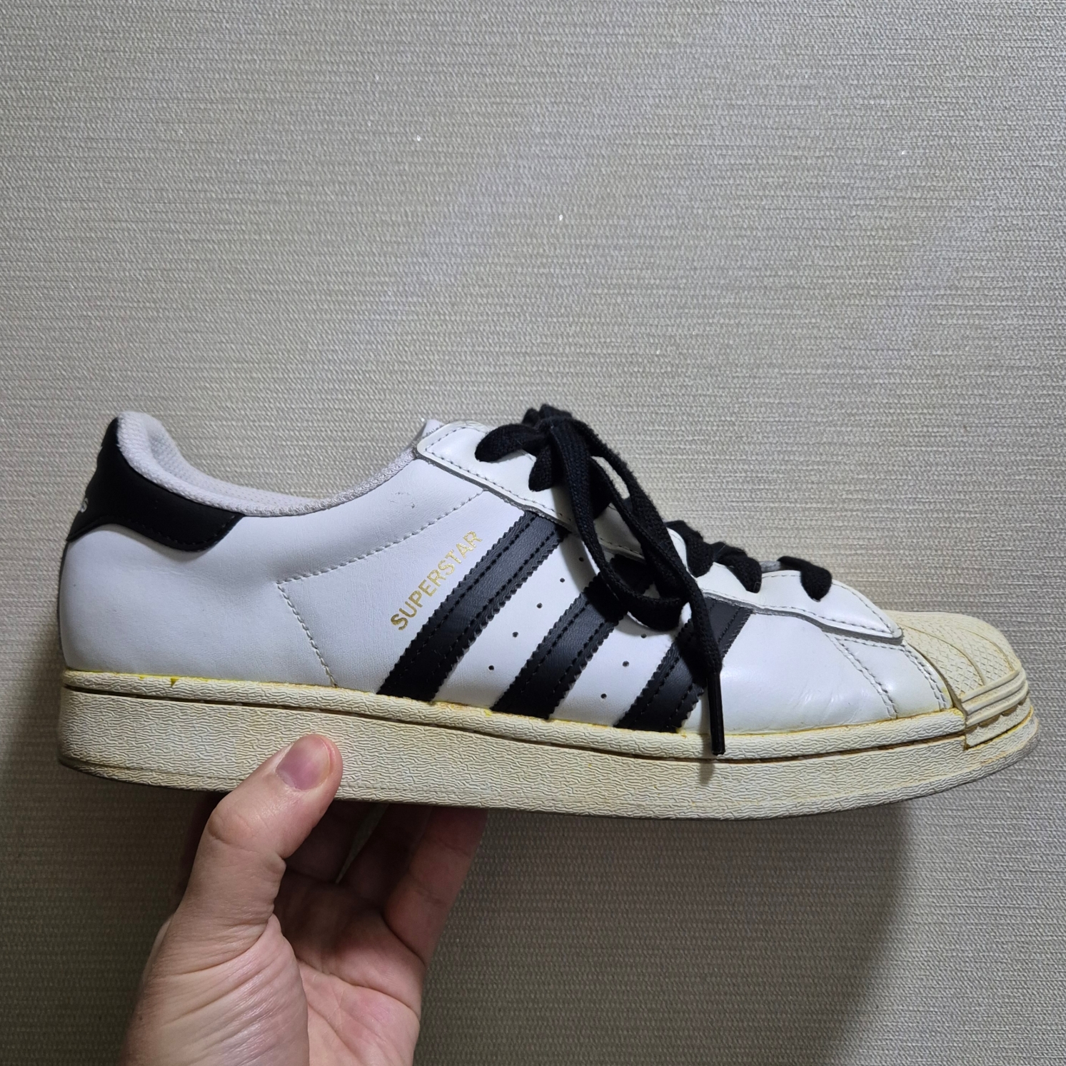Adidas Superstar White Black 착용 스타일