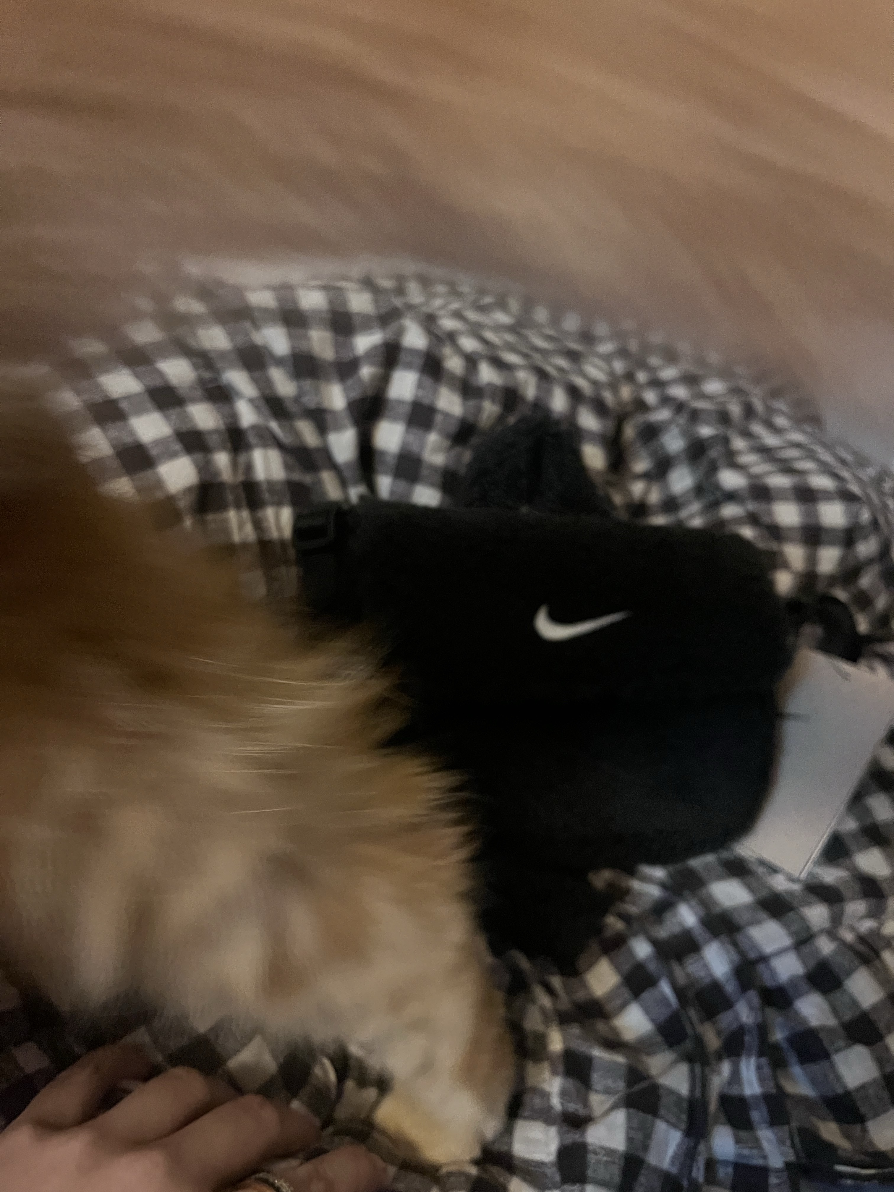 (Kids) Nike NSW Faux Fur Crossbody Bag Black 착용 스타일